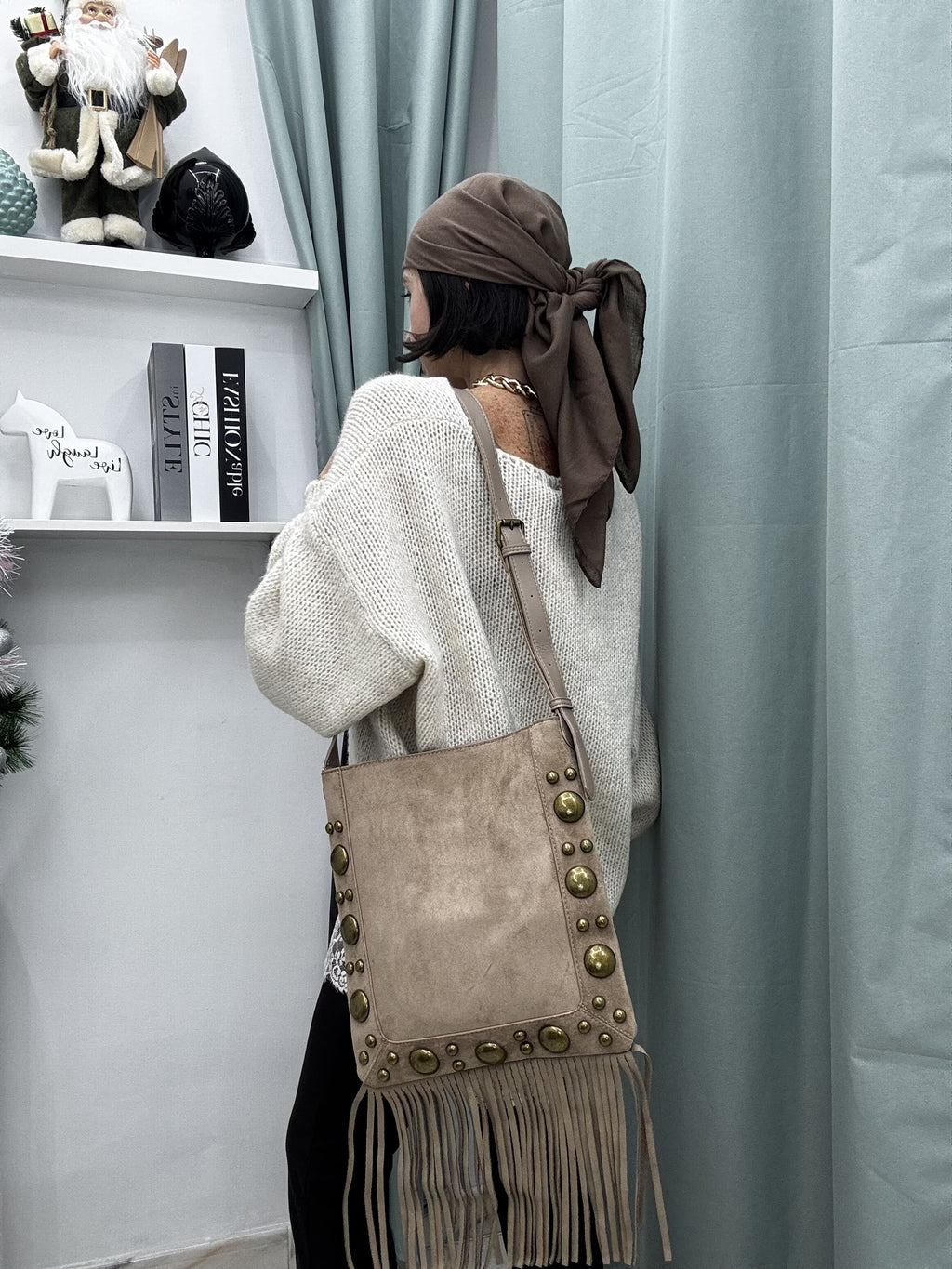 Borsa a spalla con frange e  tracolla regolabile in similpelle e Alcantara