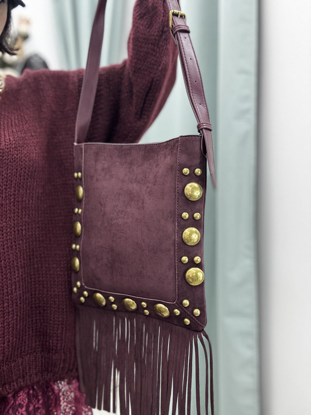 Borsa a spalla con frange e  tracolla regolabile in similpelle e Alcantara