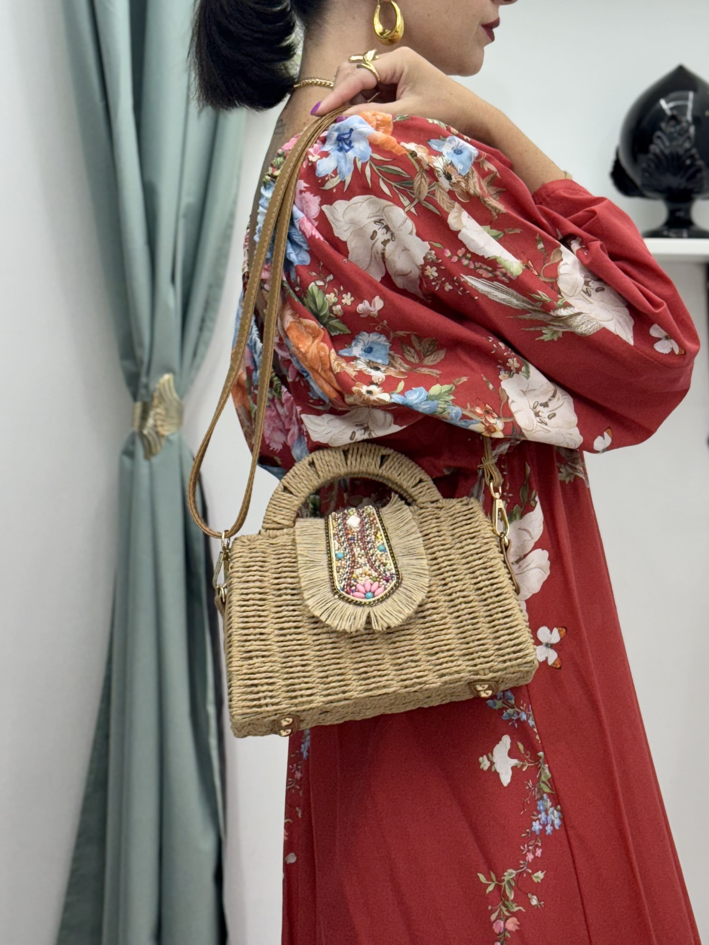Borsa con manico integrato, tracolla regolabile e patta decorata con perline colorate – Stile boho raffinato