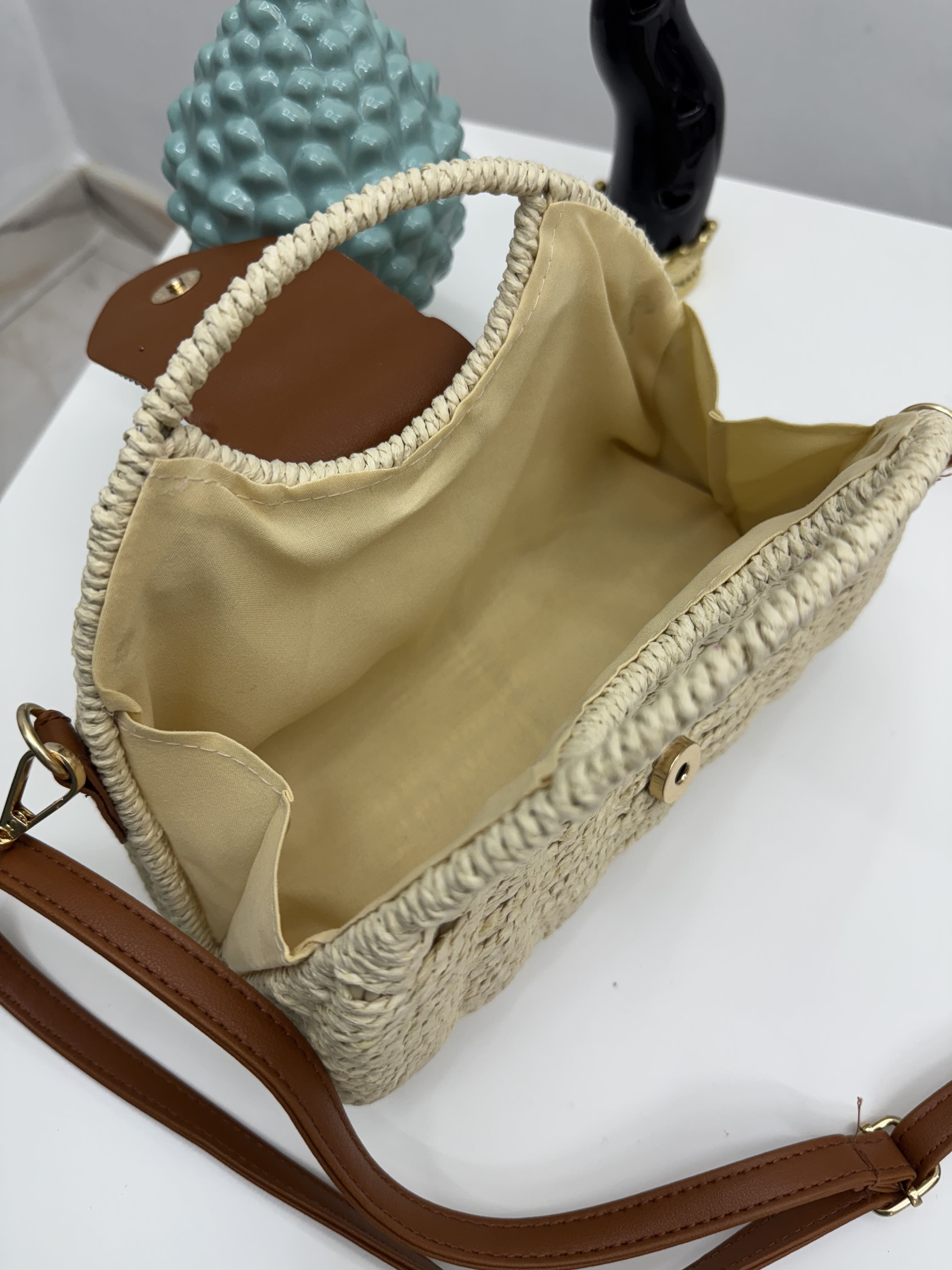 Borsa con manico integrato, tracolla regolabile e patta decorata con perline e conchiglie – Stile boho raffinato