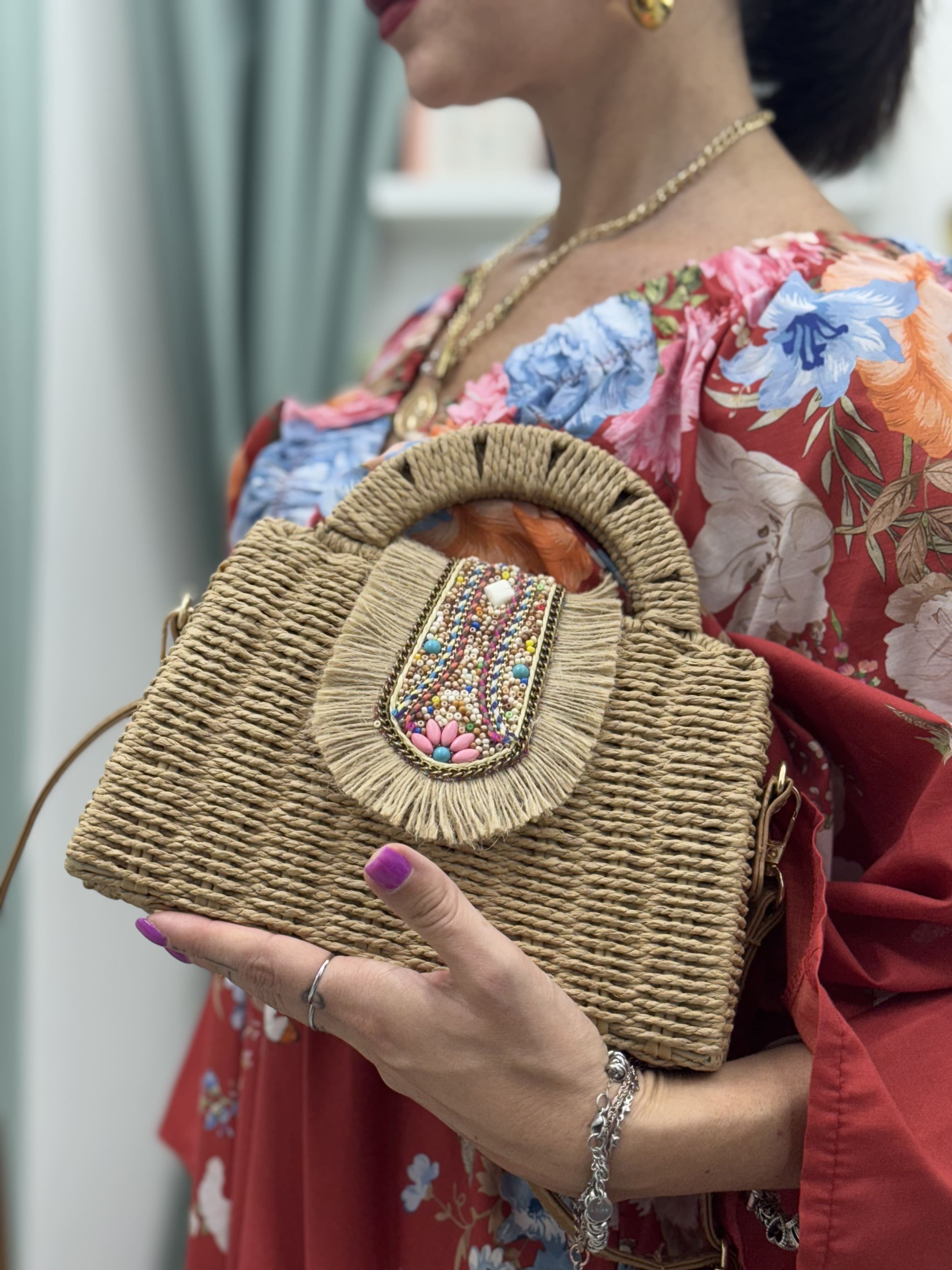Borsa con manico integrato, tracolla regolabile e patta decorata con perline colorate – Stile boho raffinato
