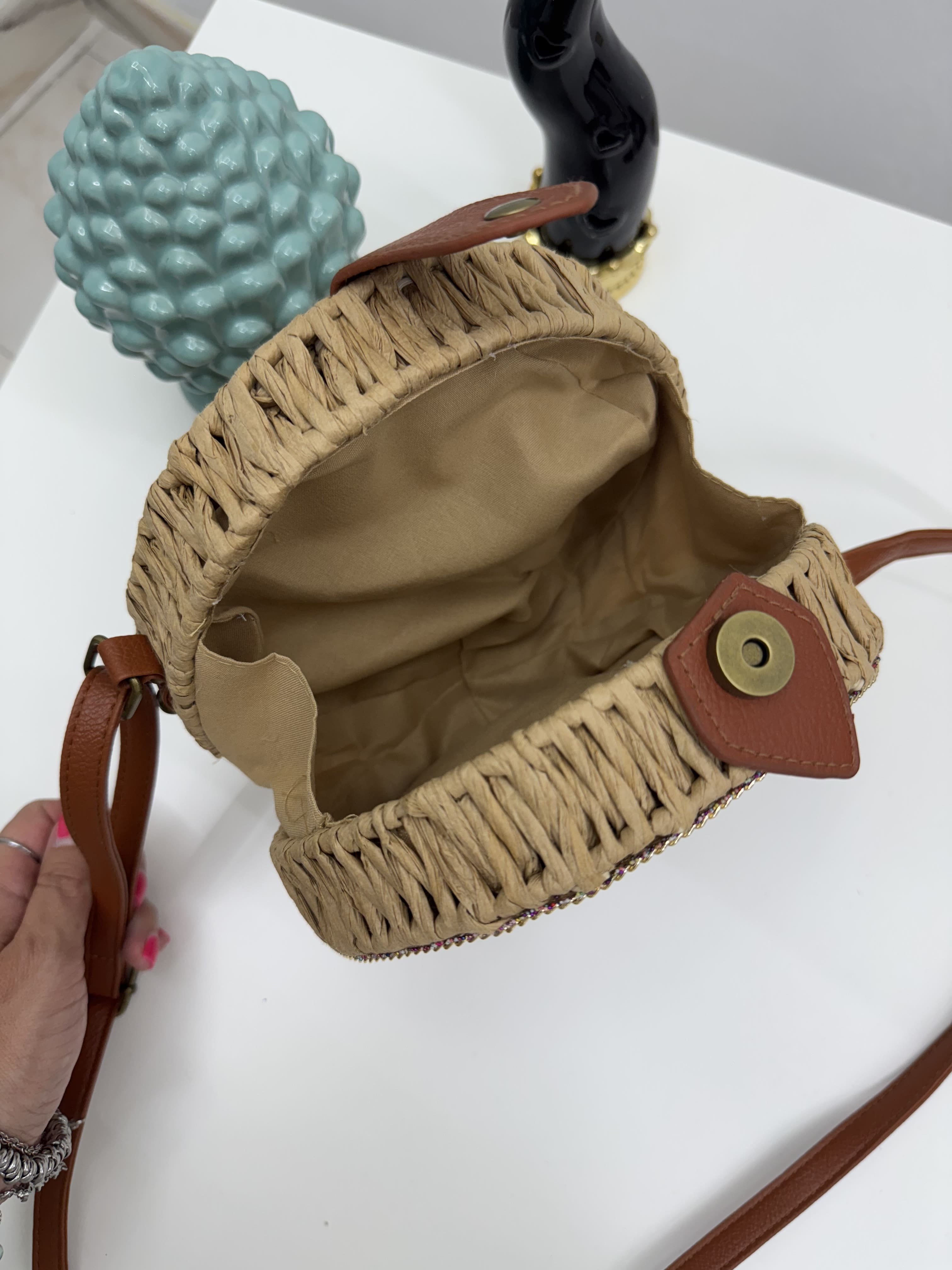 Borsa rotonda in rafia con perline nere e conchiglie – Tracolla regolabile e chiusura magnetica