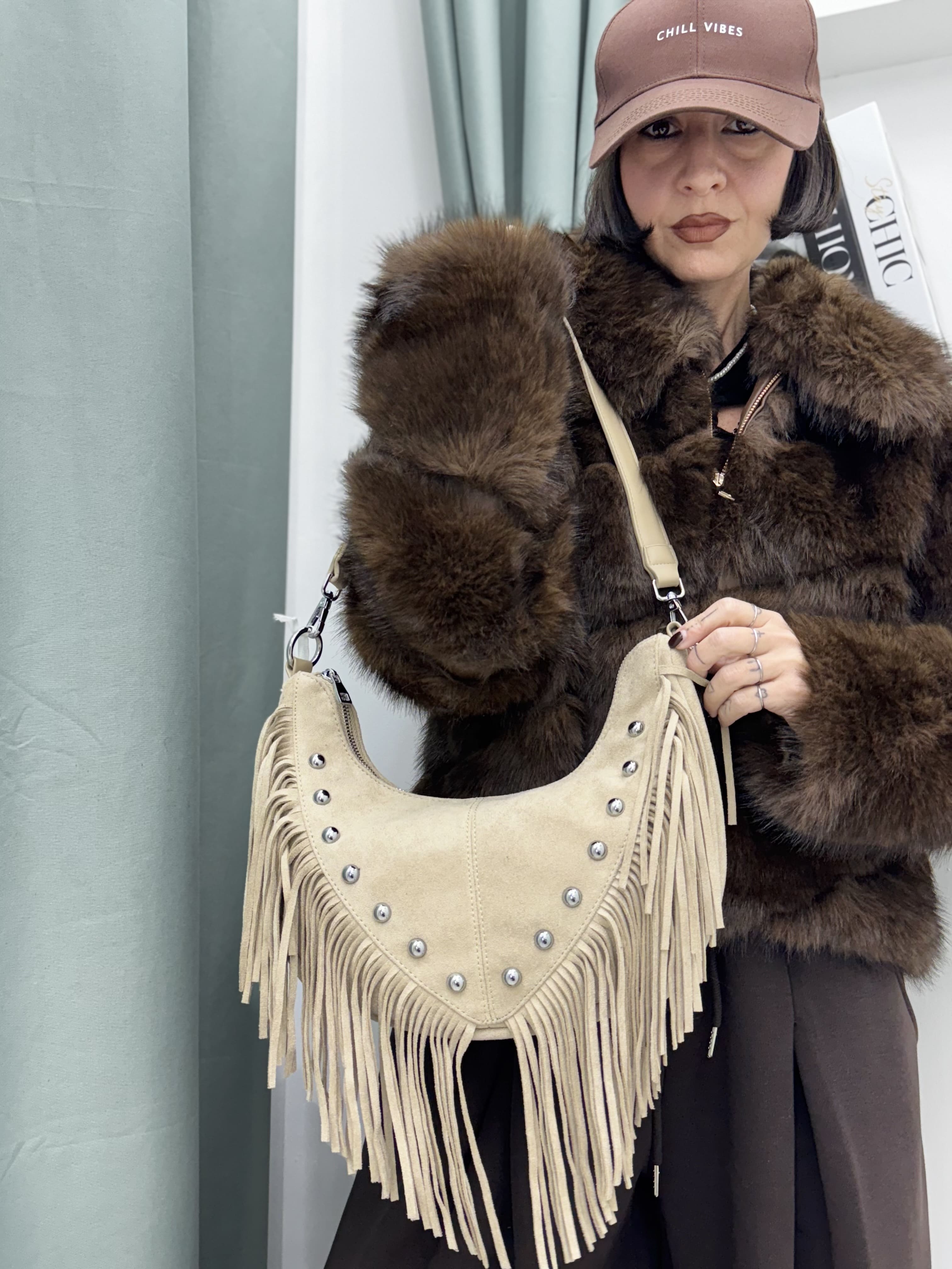 Borsa a Mezzaluna in Camoscio Ecologico Top Quality con Frange e Borchie – Moda Donna