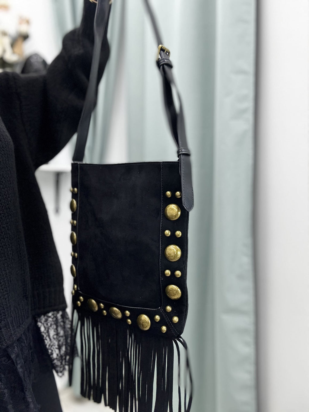 Borsa a spalla con frange e  tracolla regolabile in similpelle e Alcantara