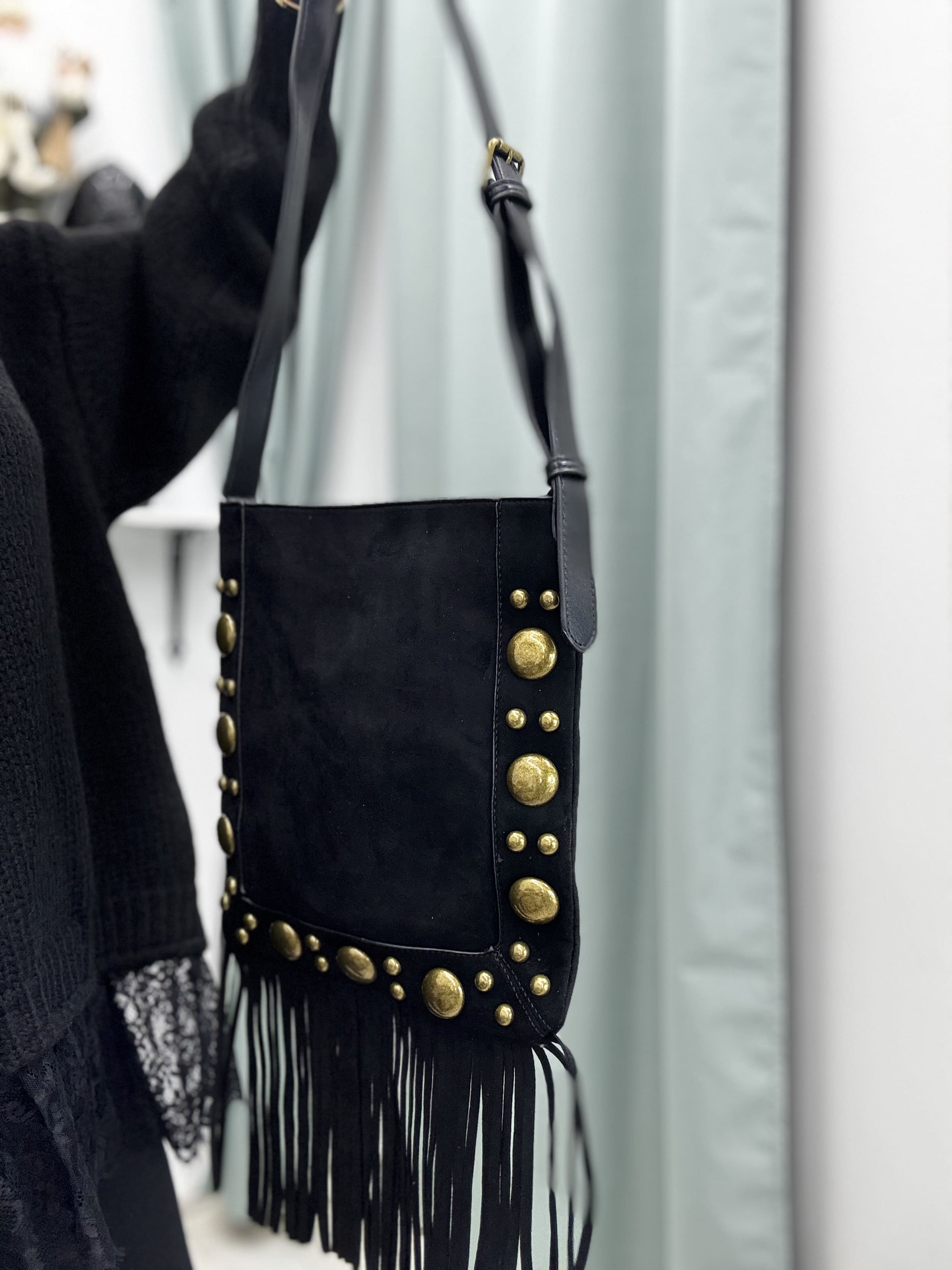Borsa a spalla con frange e  tracolla regolabile in similpelle e Alcantara