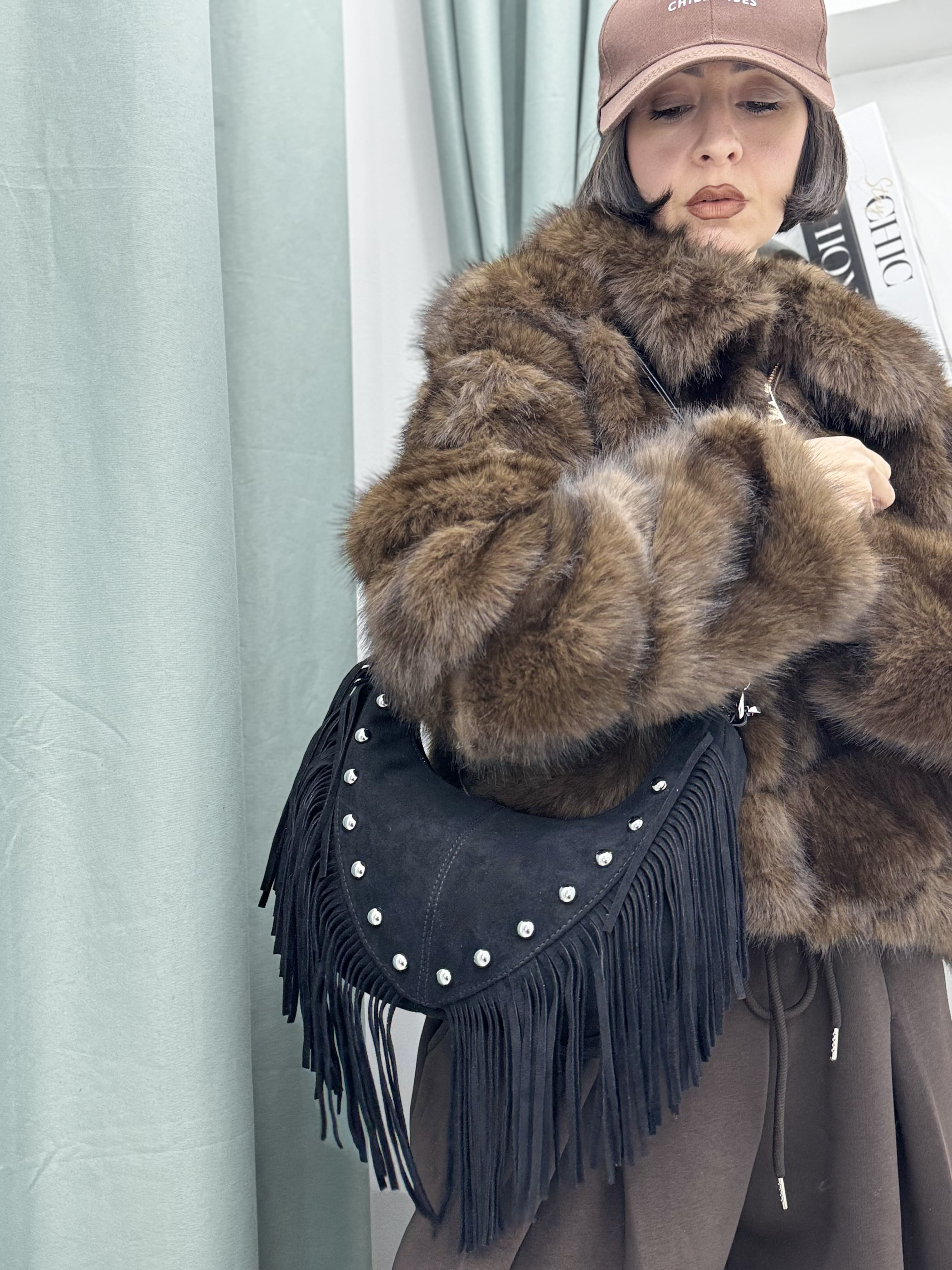 Borsa a Mezzaluna in Camoscio Ecologico Top Quality con Frange e Borchie – Moda Donna