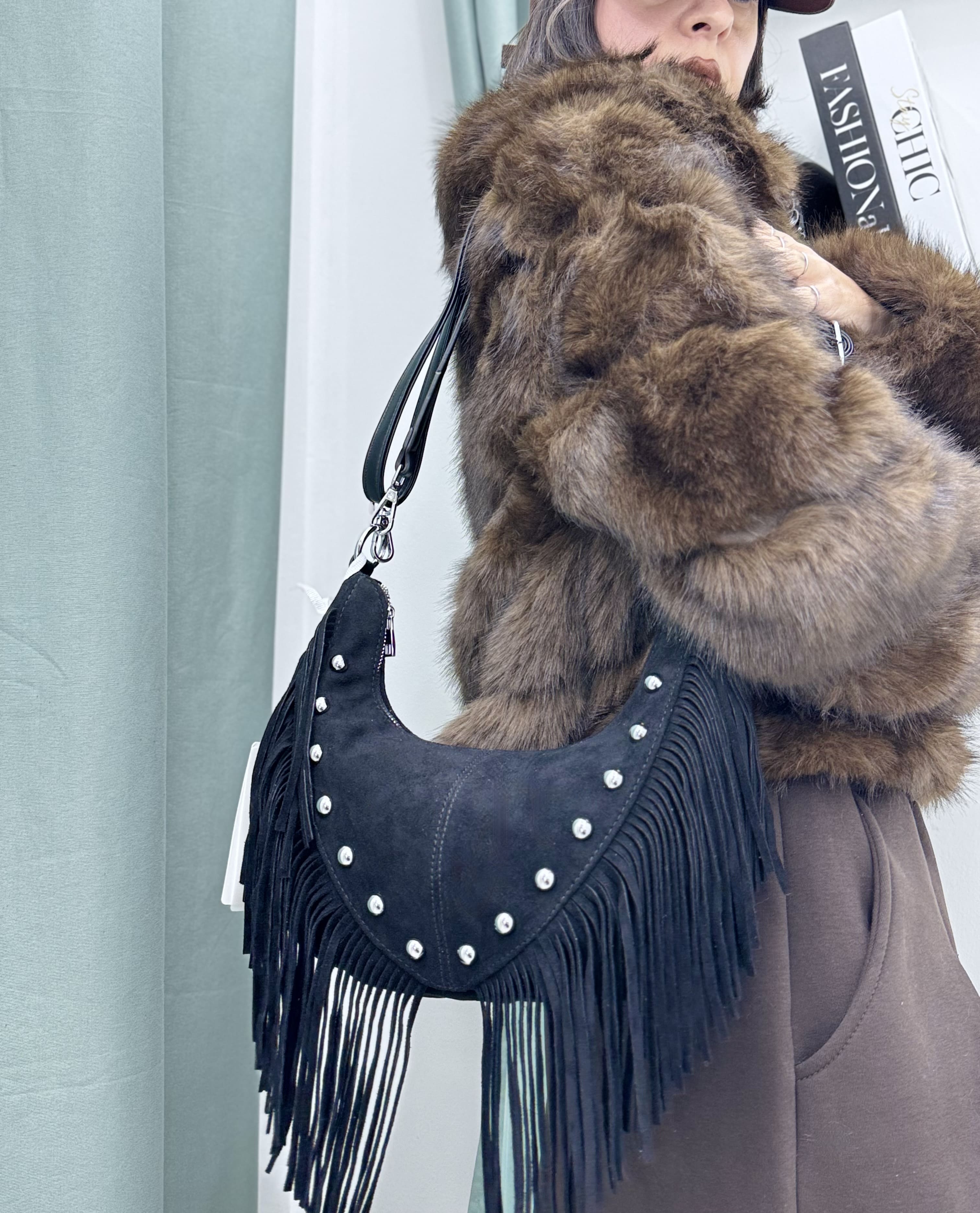 Borsa a Mezzaluna in Camoscio Ecologico Top Quality con Frange e Borchie – Moda Donna