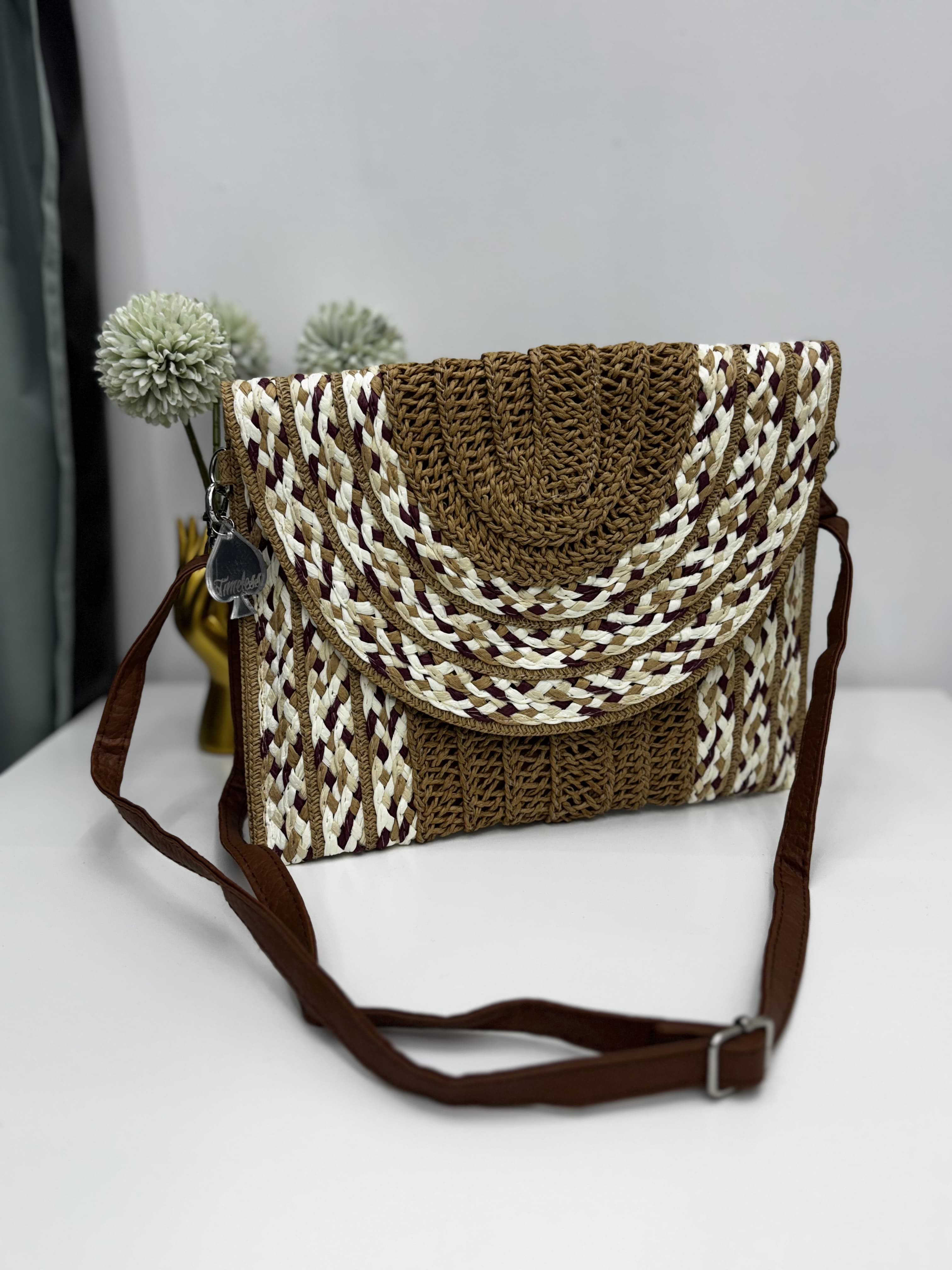 Borsa pochette in rafia naturale con dettagli a intreccio