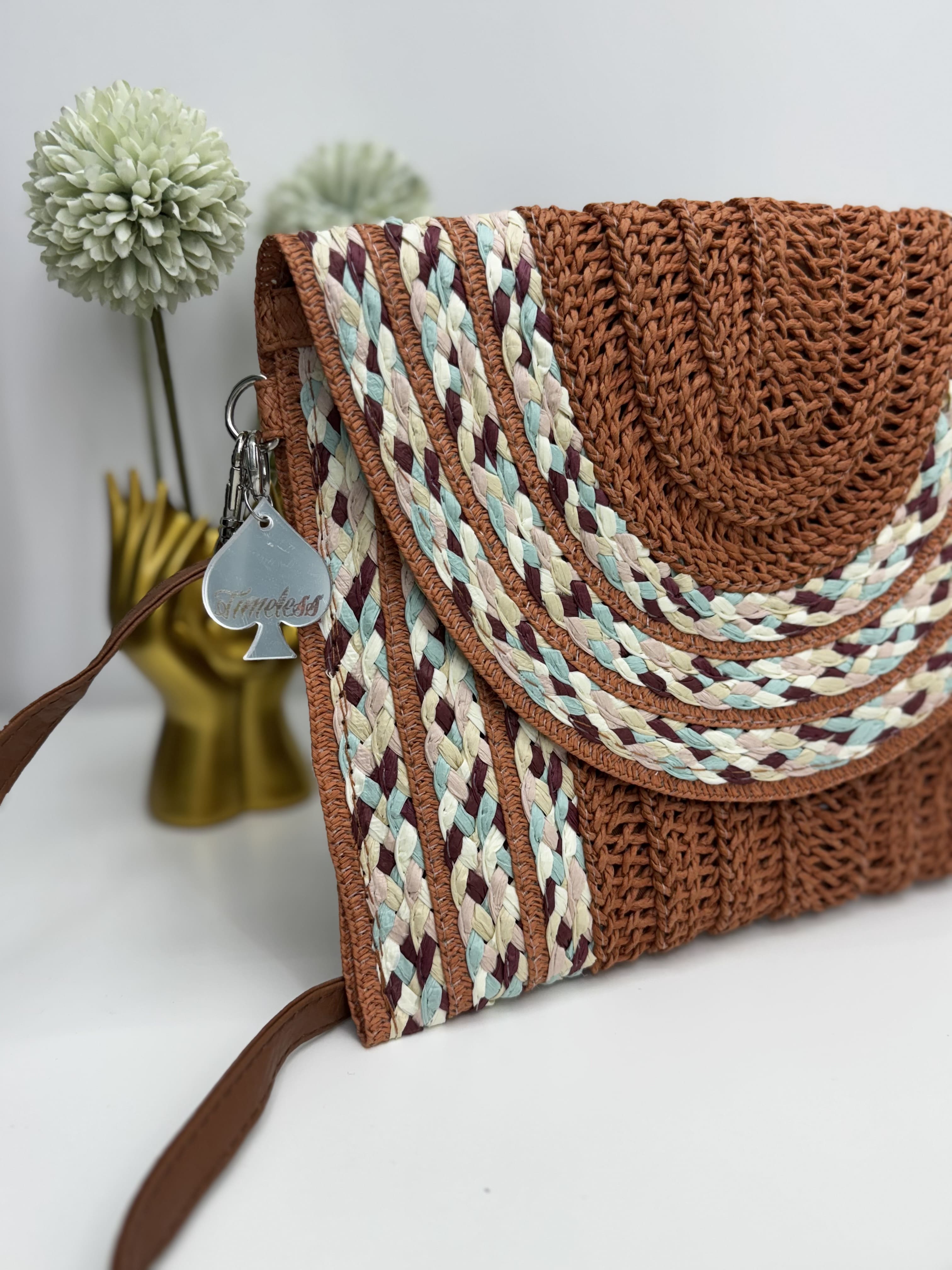 Borsa pochette in rafia naturale con dettagli a intreccio