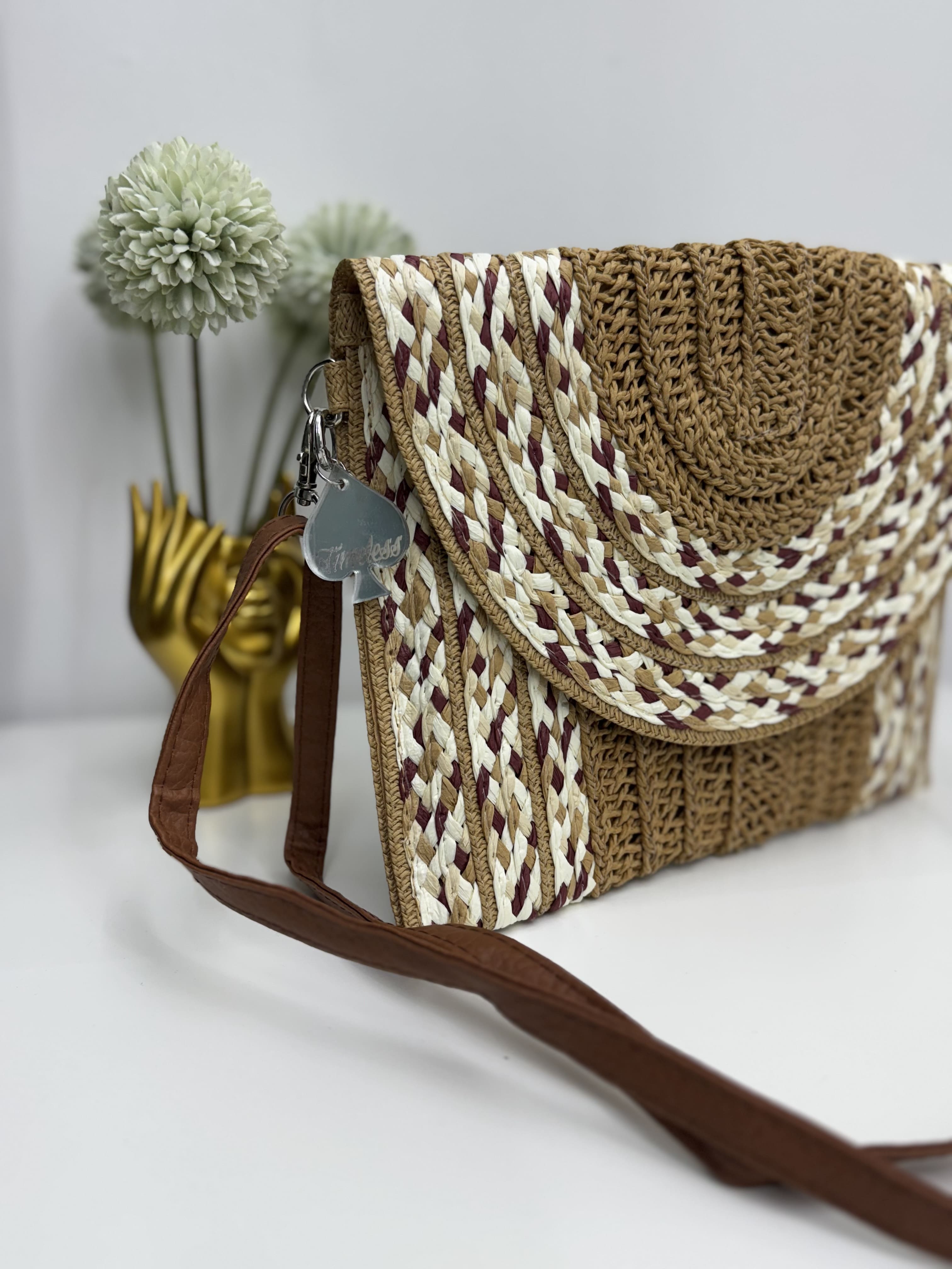 Borsa pochette in rafia naturale con dettagli a intreccio