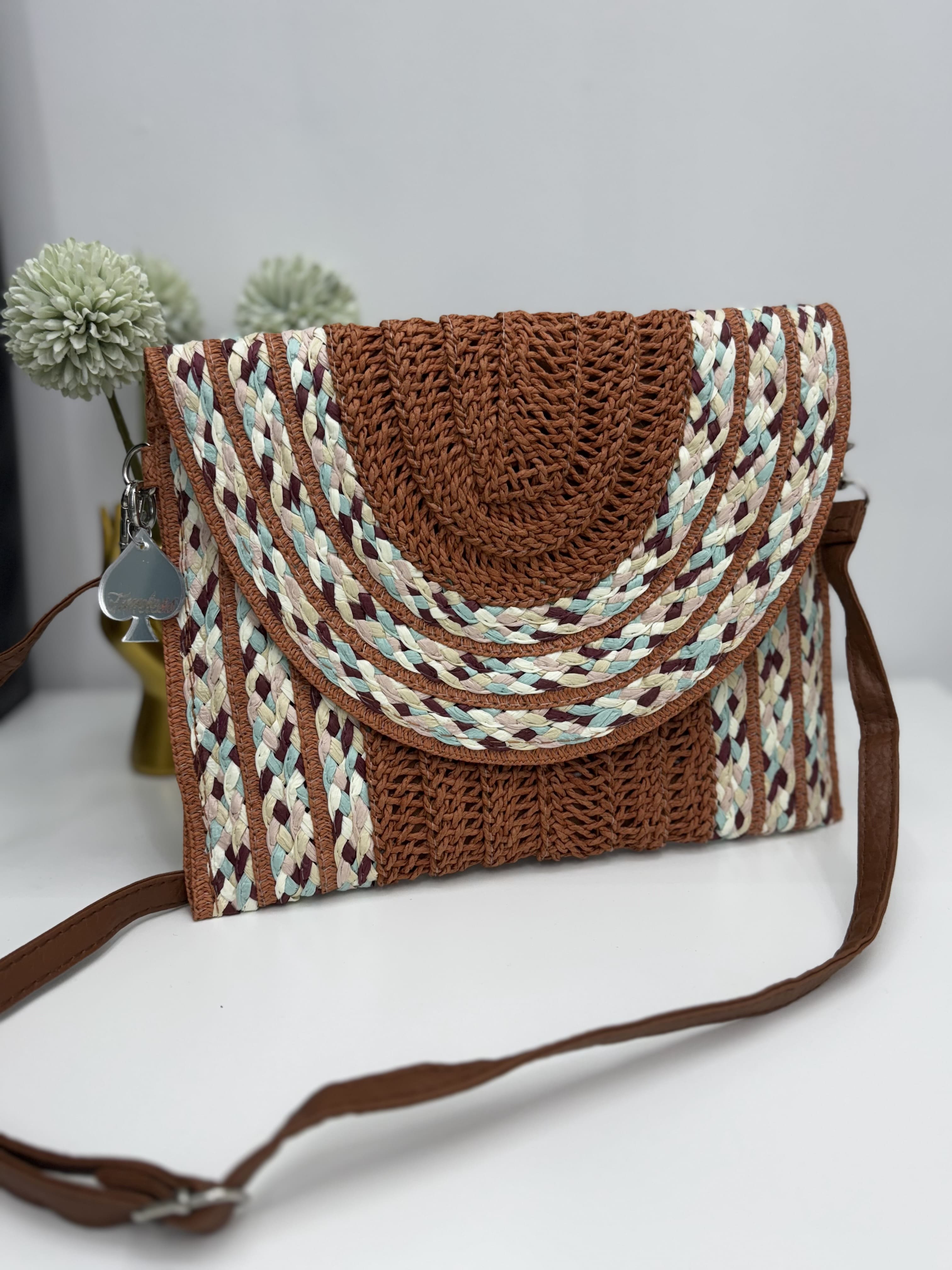 Borsa pochette in rafia naturale con dettagli a intreccio
