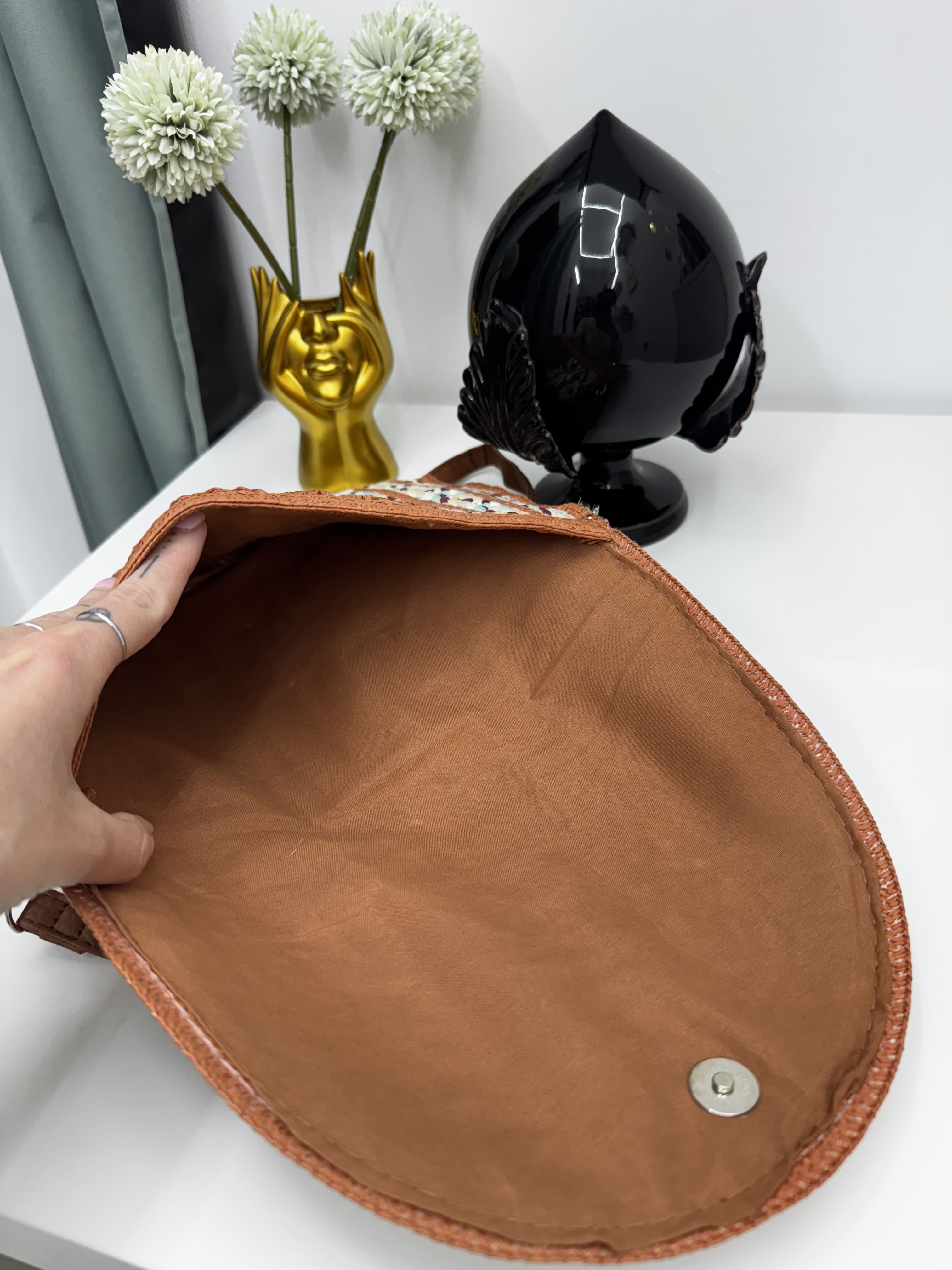 Borsa pochette in rafia naturale con dettagli a intreccio