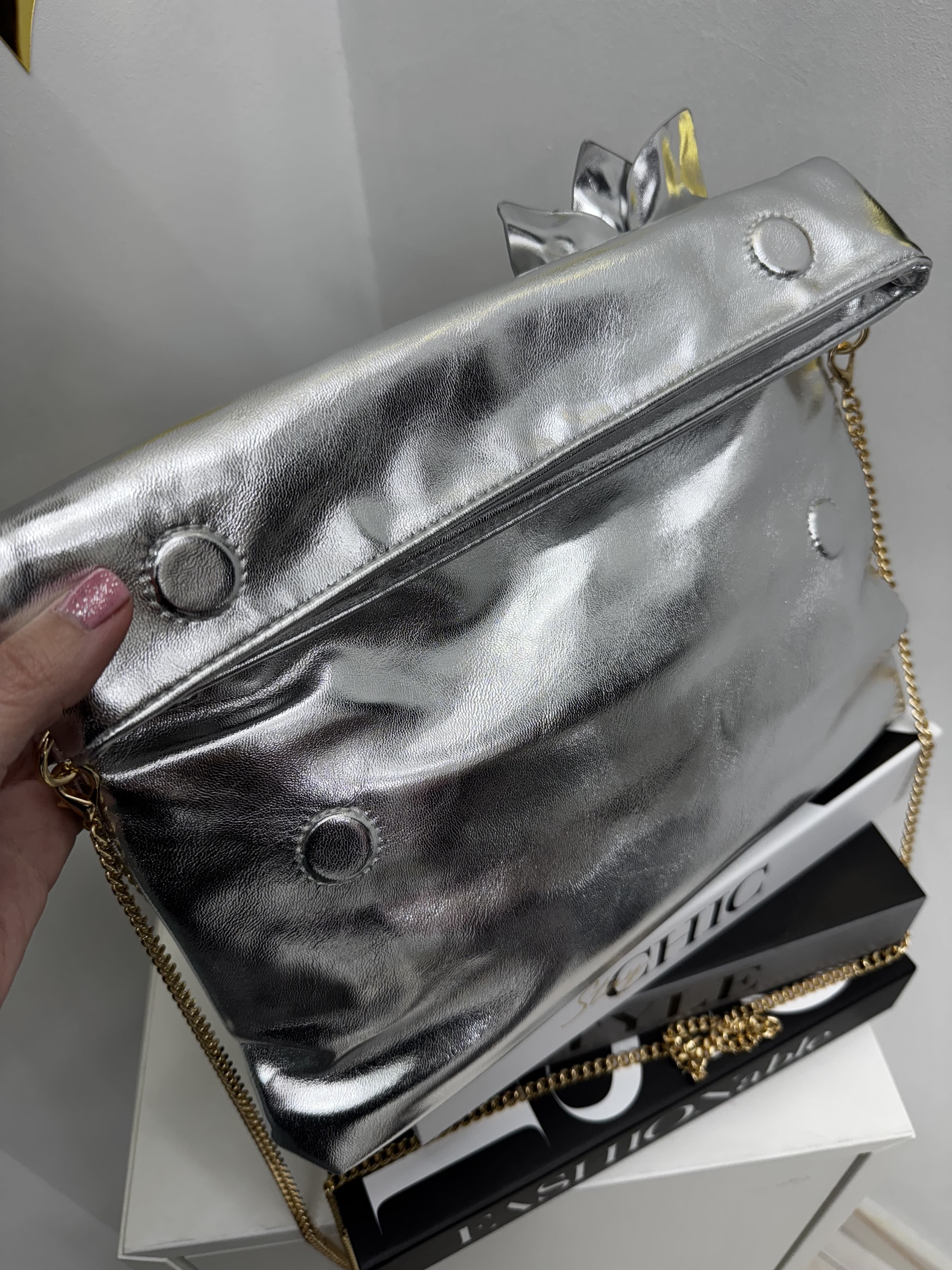 Borsa pochette rosa con fiore in rilievo