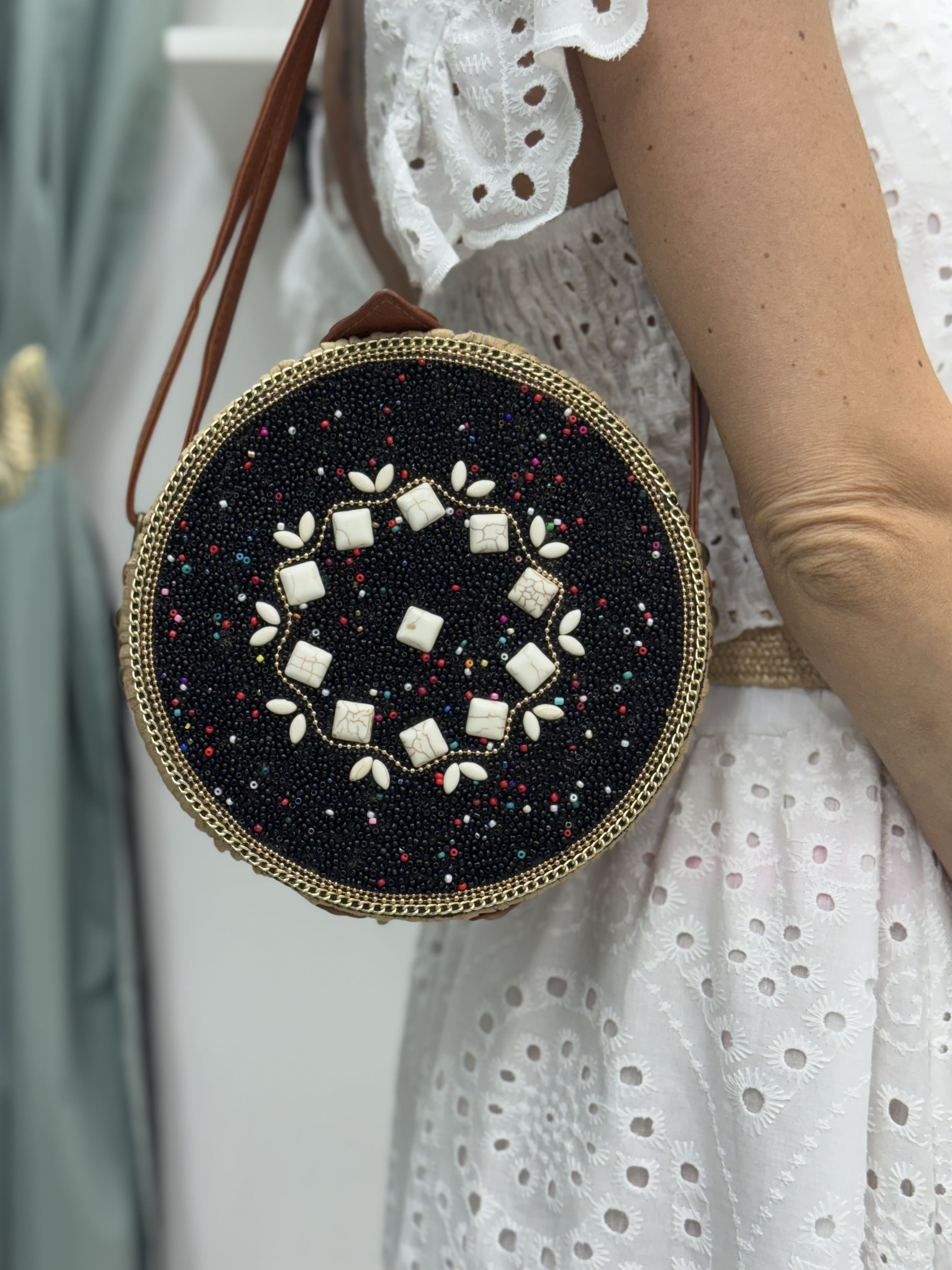 Borsa rotonda in rafia con perline nere e conchiglie – Tracolla regolabile e chiusura magnetica