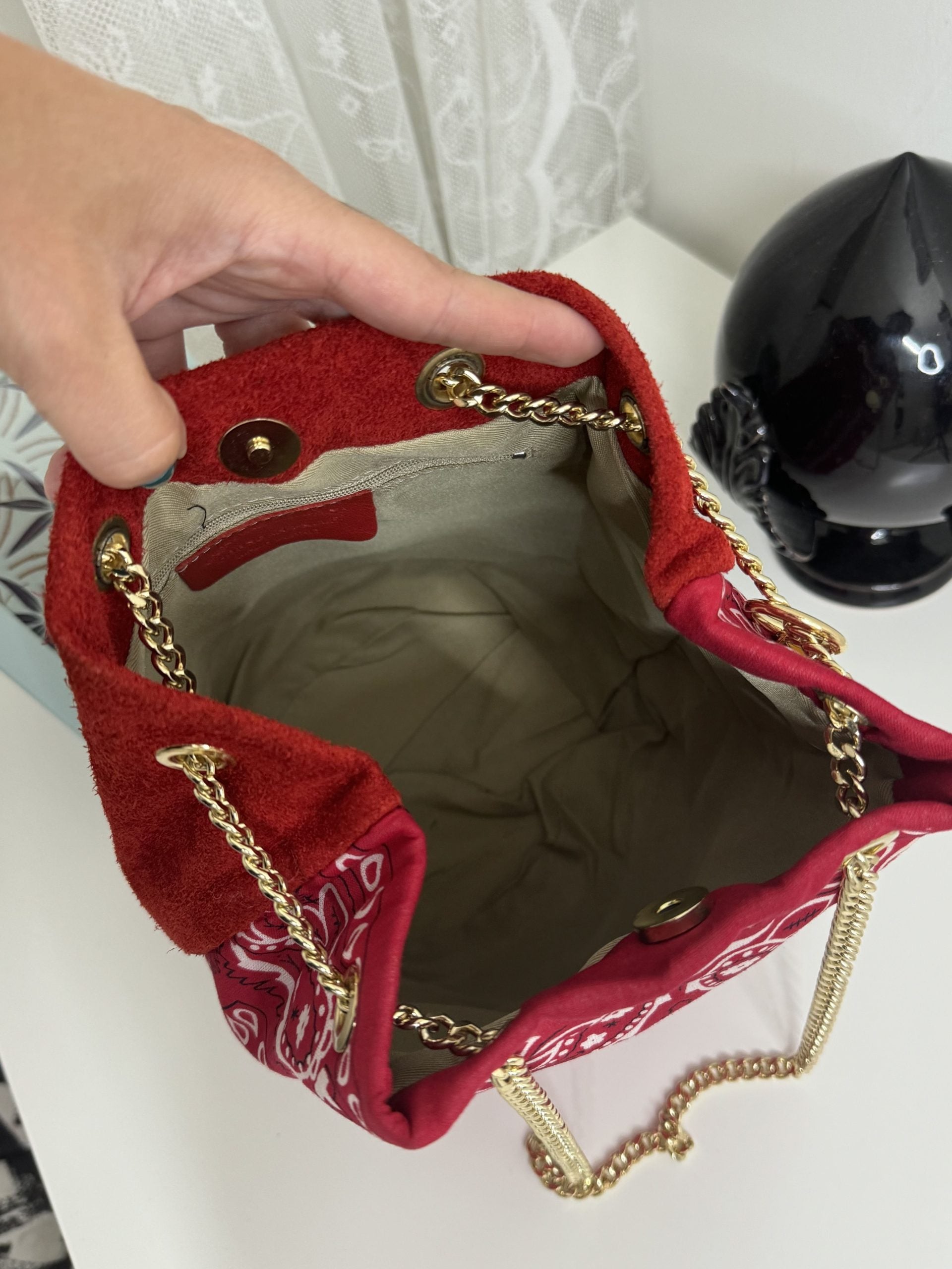 Borsa a secchiello motivo bandana in camoscio