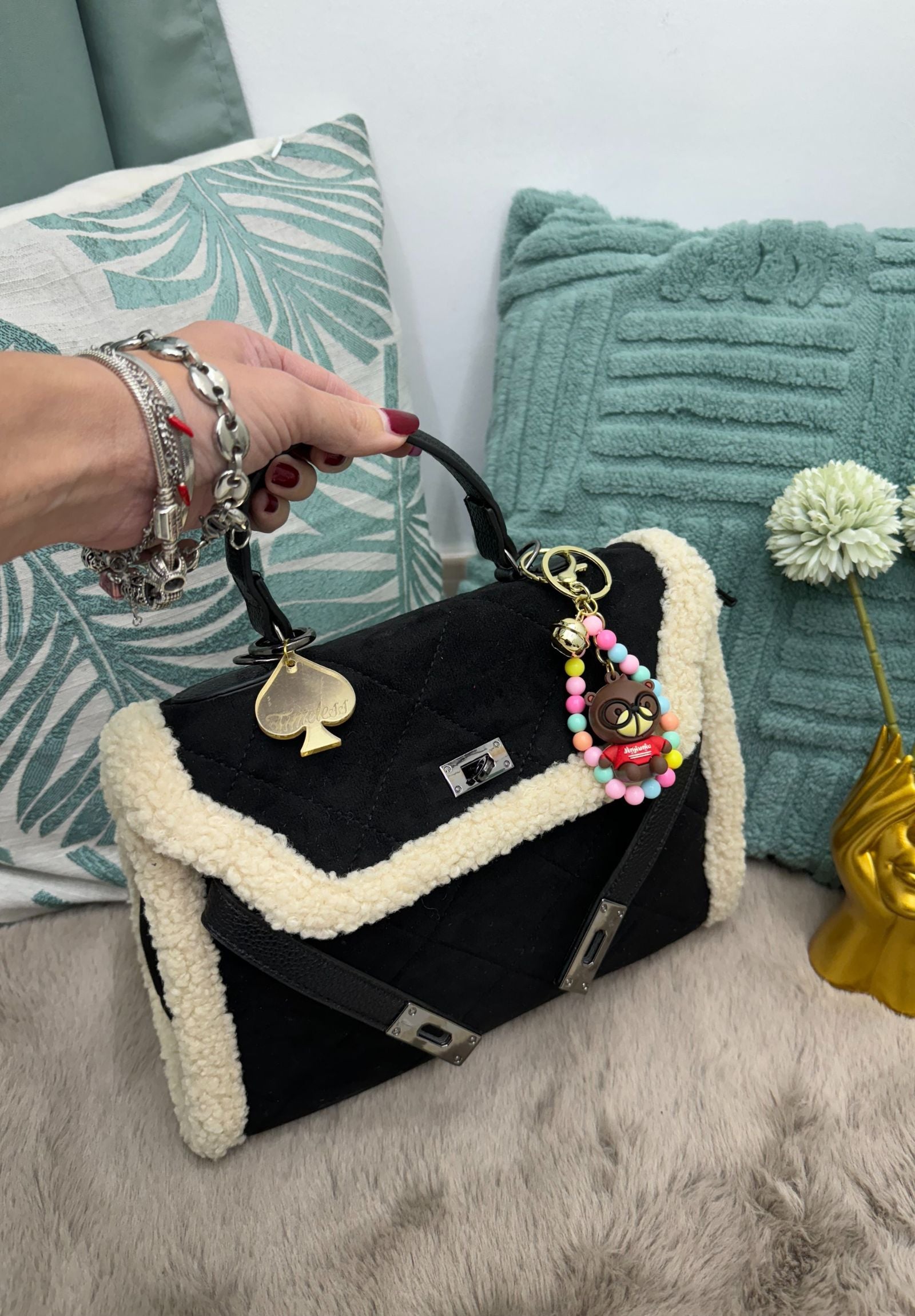 Borsa trapuntata in Alcantara con charmes colorati