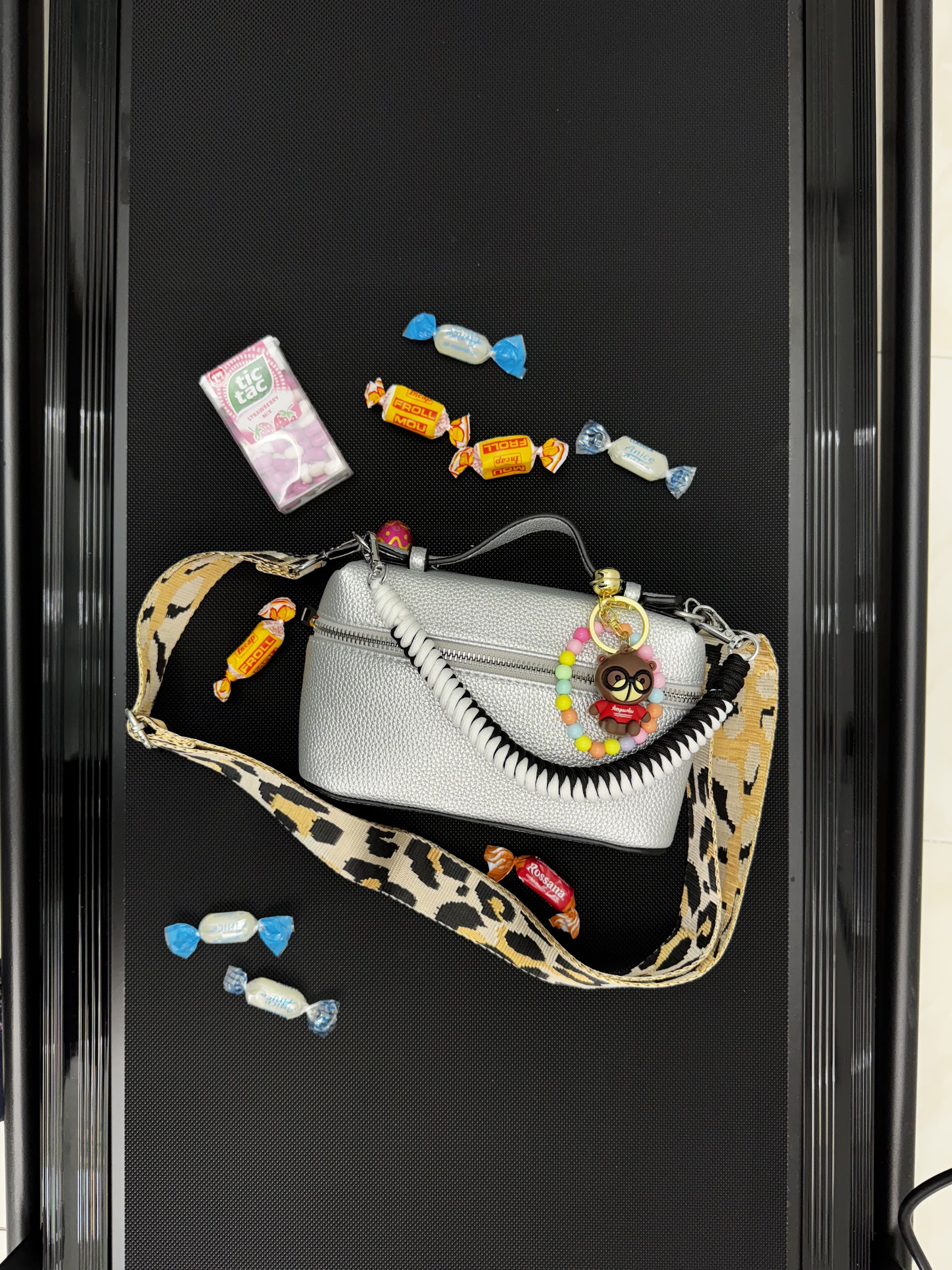 Borsa con tracolla maculata in stoffa e charme
