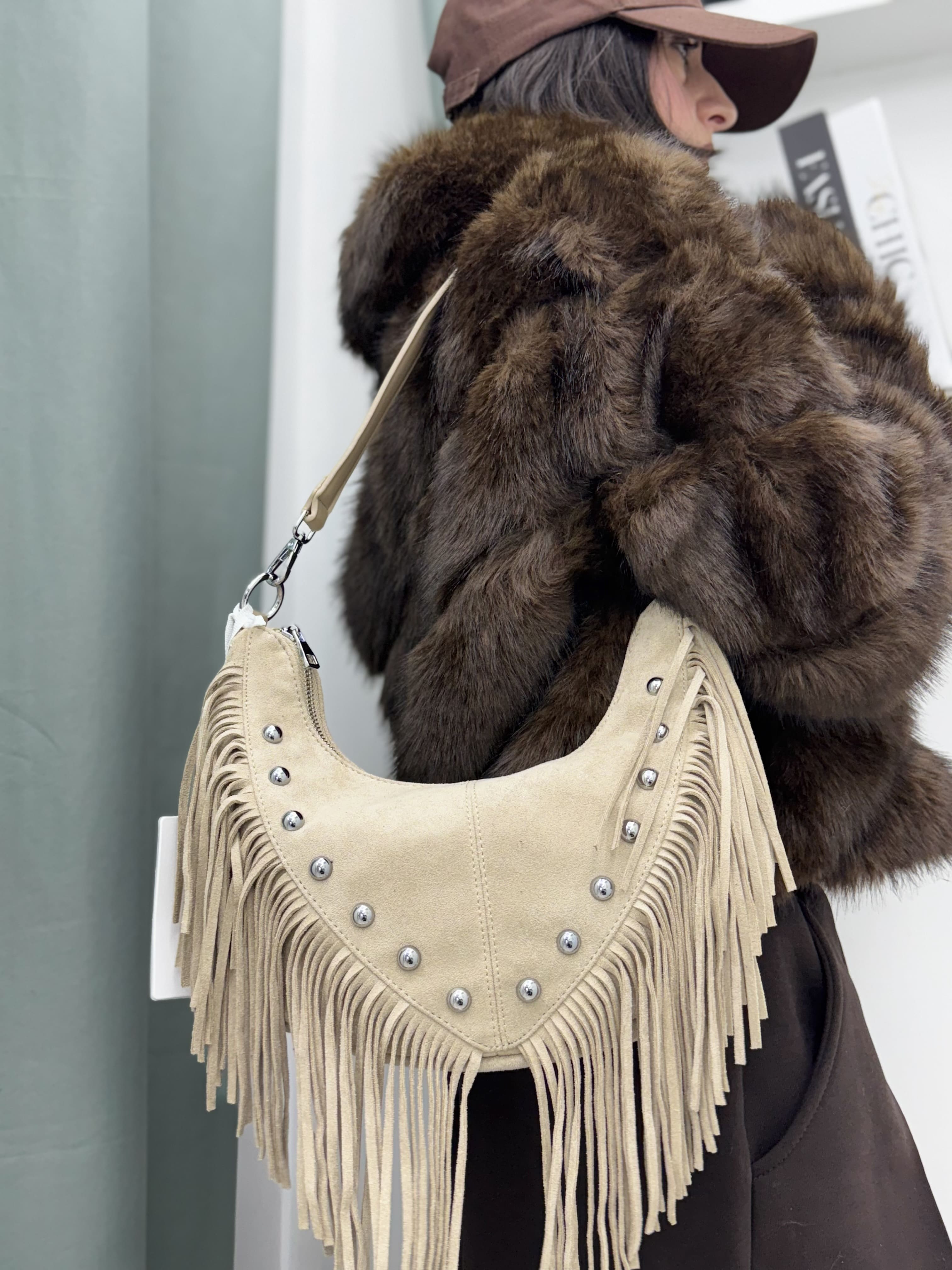 Borsa a Mezzaluna in Camoscio Ecologico Top Quality con Frange e Borchie – Moda Donna