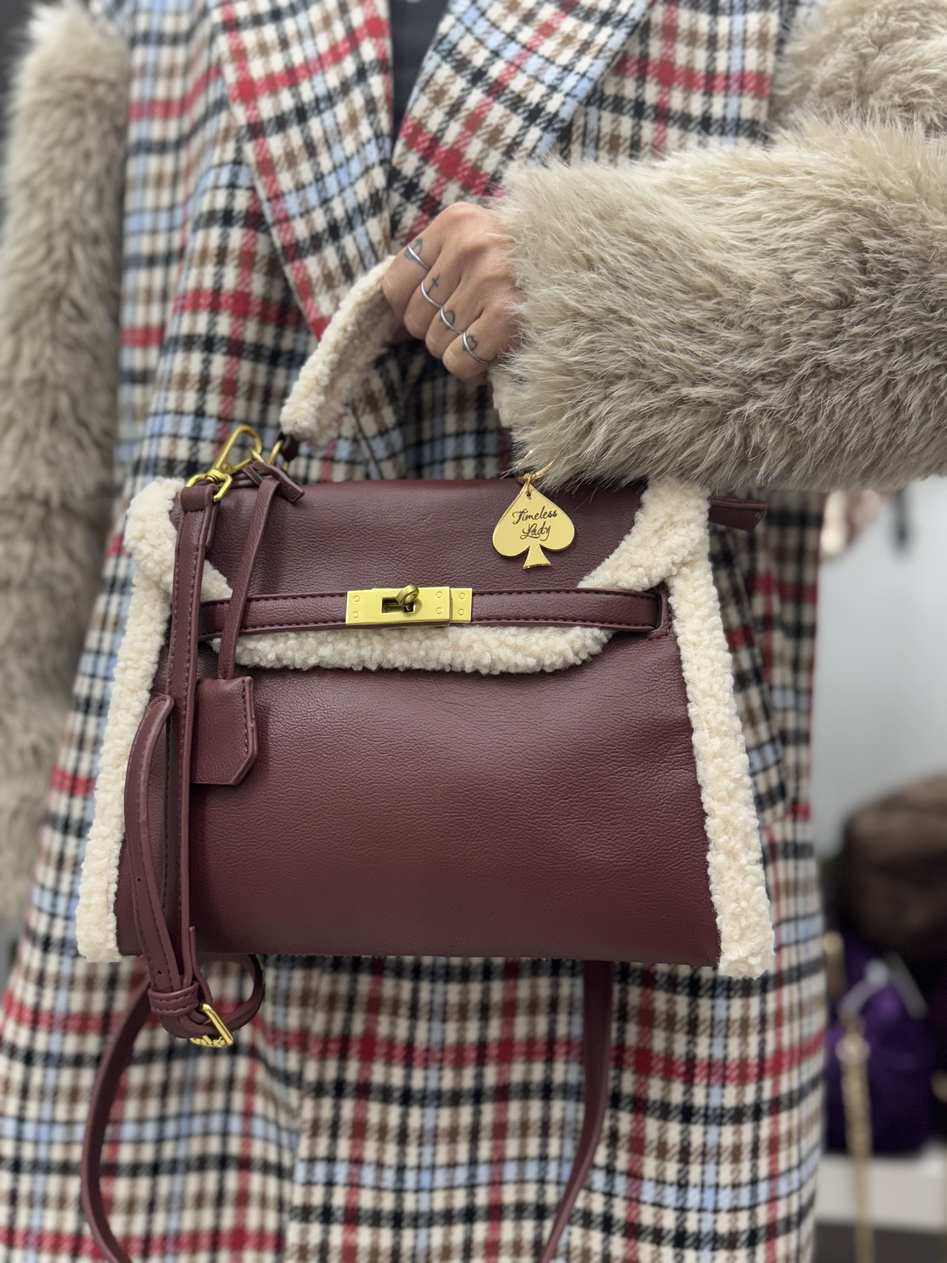 Borsa Donna in Similpelle con Bordi in Lana Teddy (BORDEAUX)– Ispirata alla Kelly, con Tracolla Regolabile