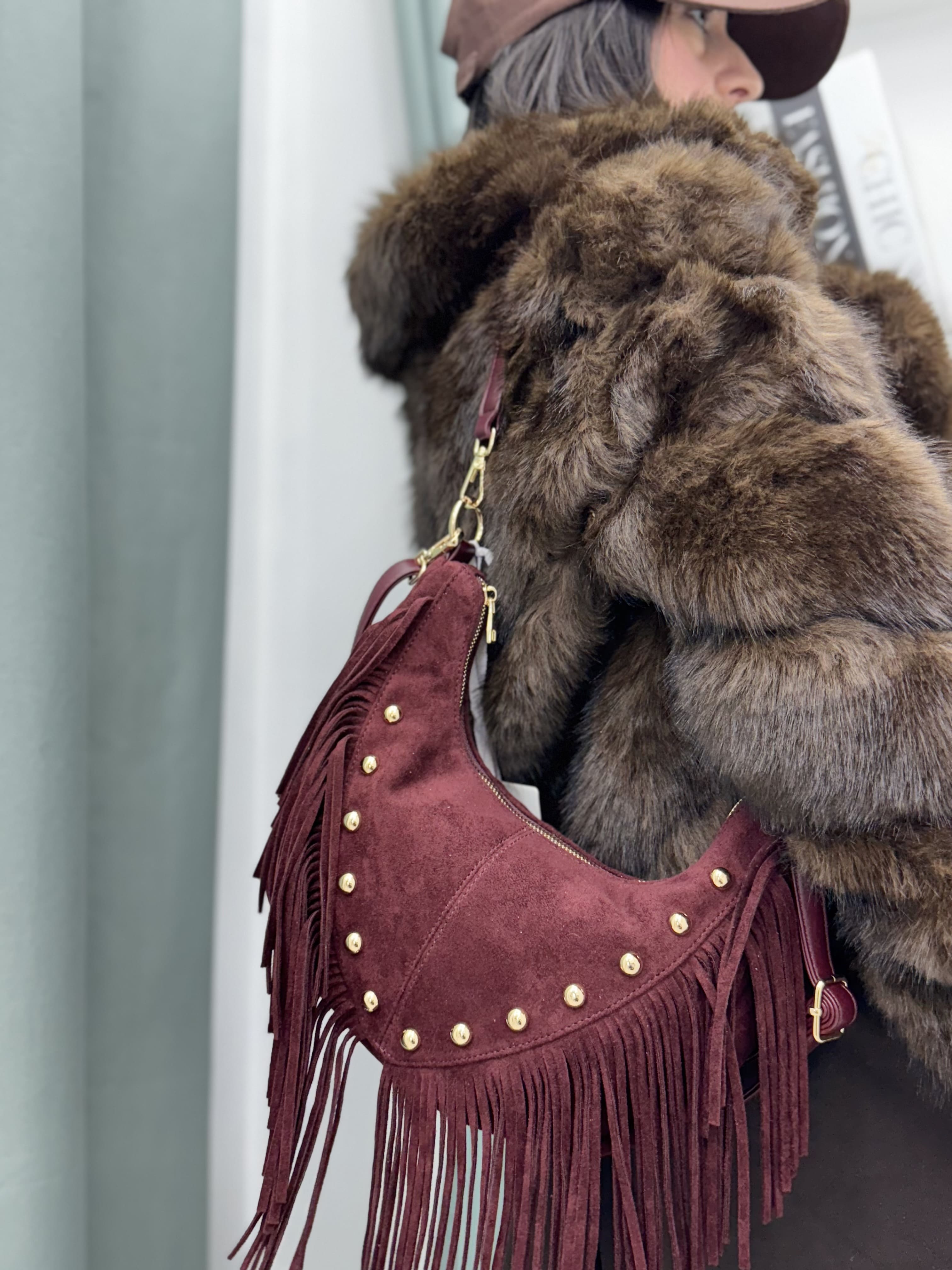 Borsa a Mezzaluna in Camoscio Ecologico Top Quality con Frange e Borchie – Moda Donna