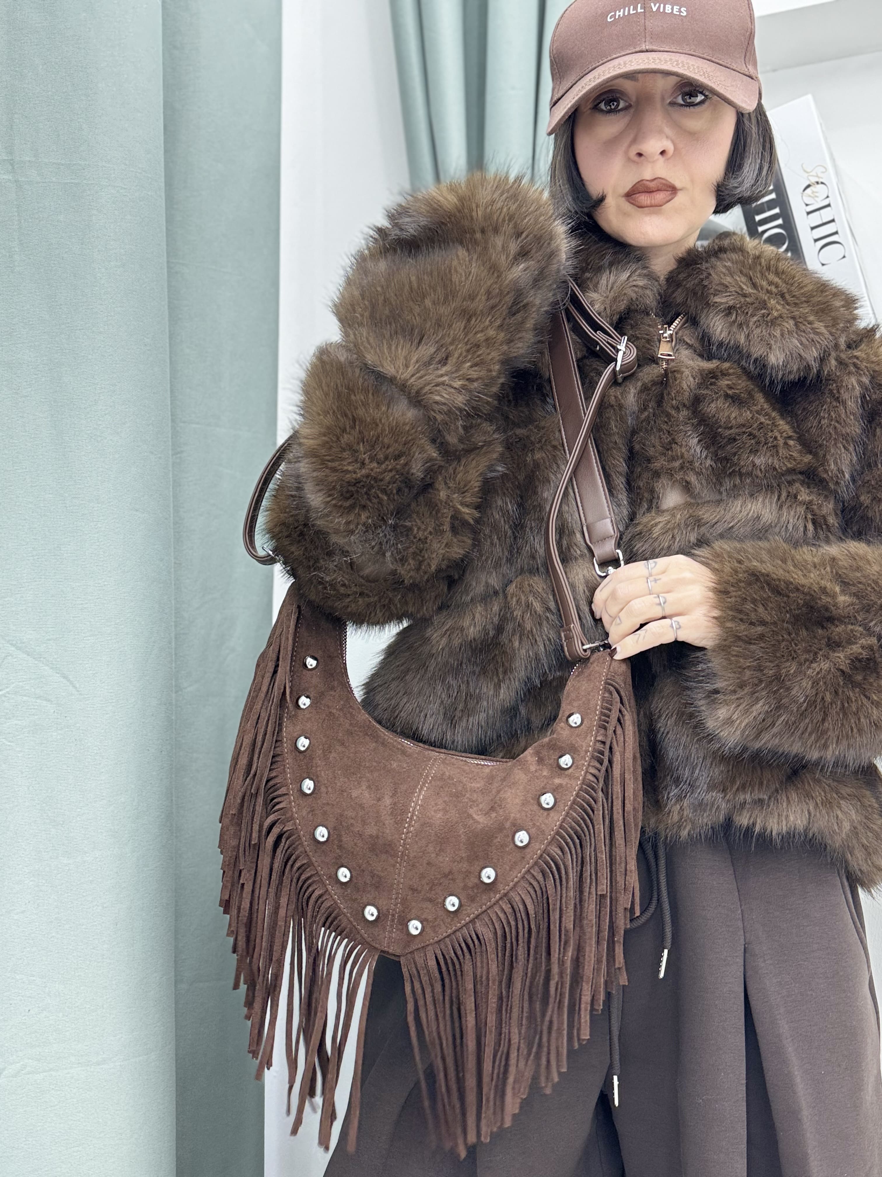 Borsa a Mezzaluna in Camoscio Ecologico Top Quality con Frange e Borchie – Moda Donna