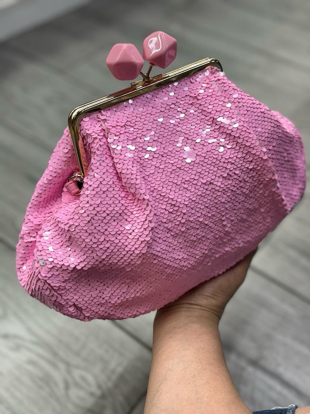 Clutch con Paillettes e Tracolla Dorata – Brilla in Ogni Occasione