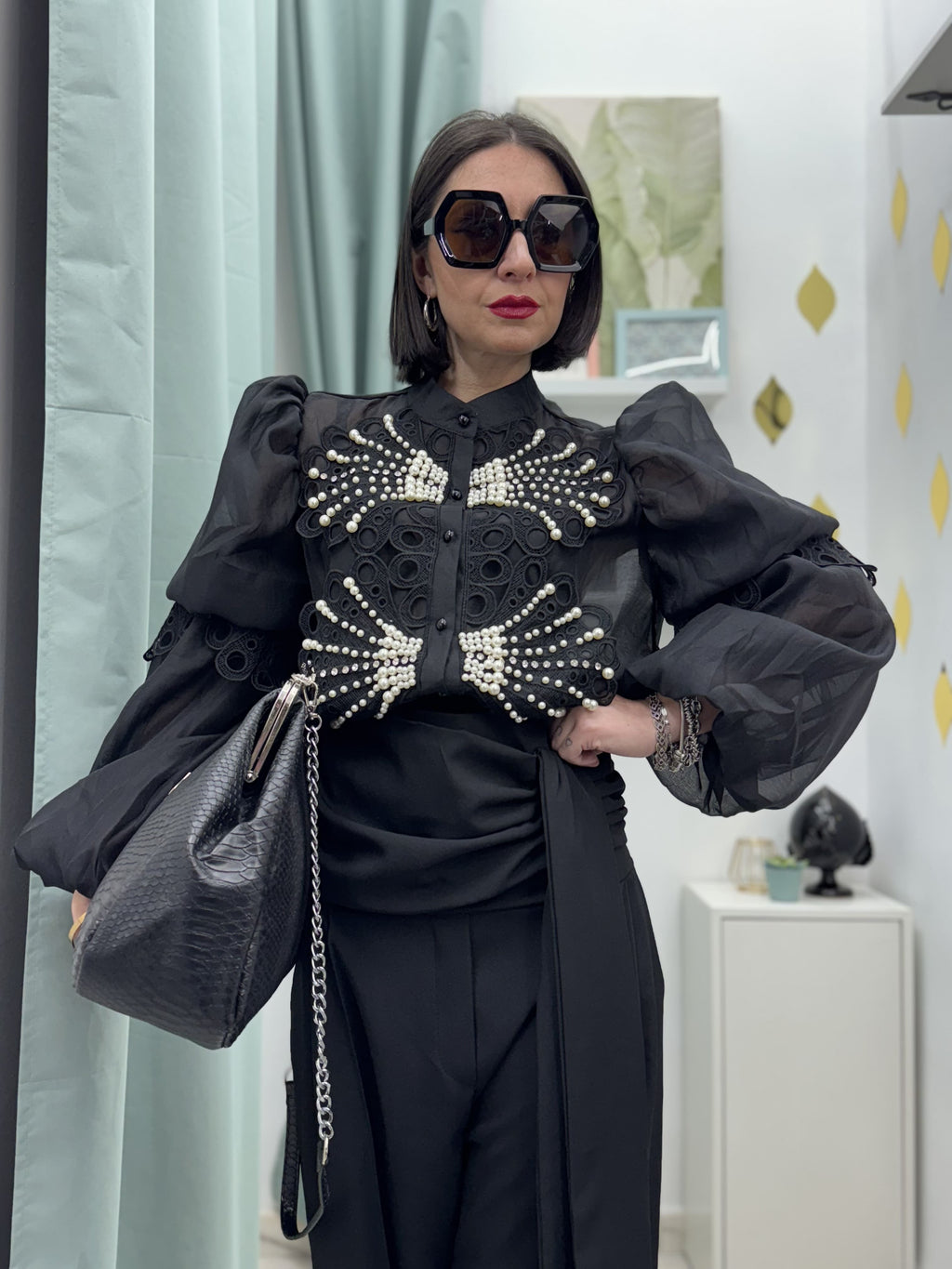 Camicia con perle e strass con maniche a sbuffo