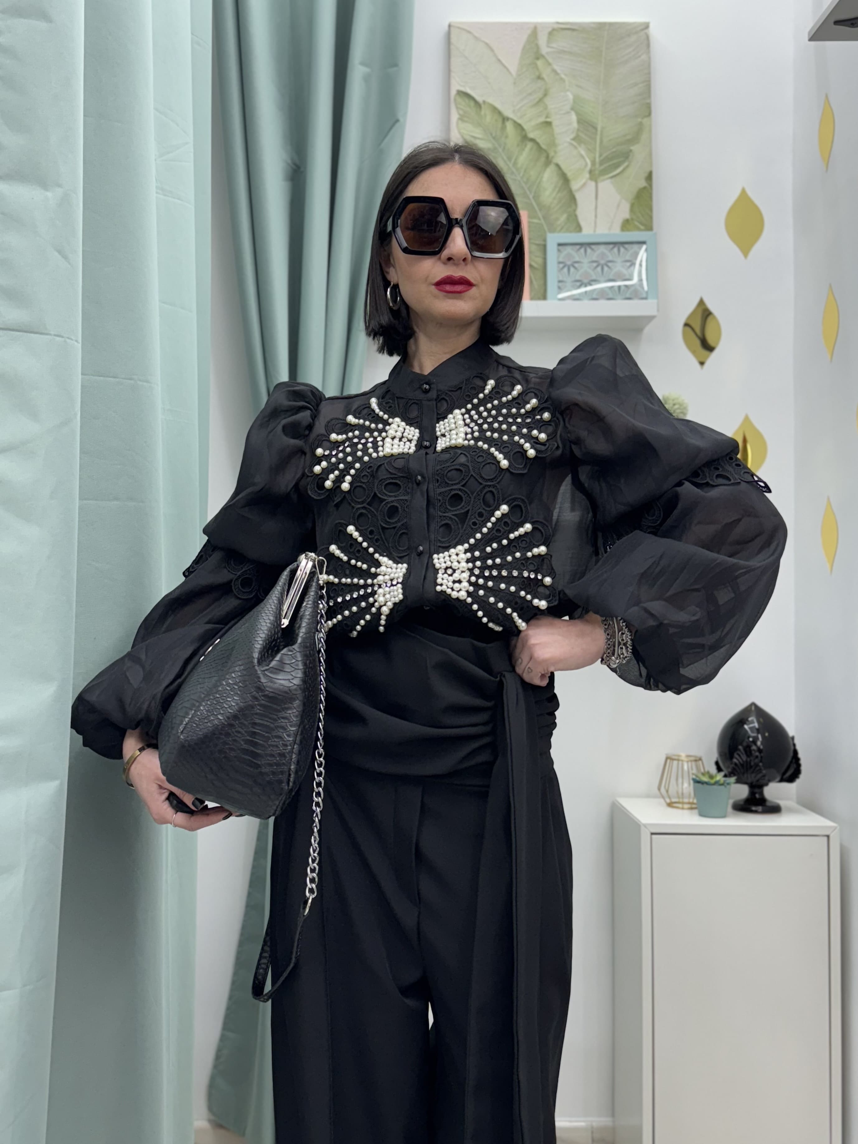 Camicia con perle e strass con maniche a sbuffo