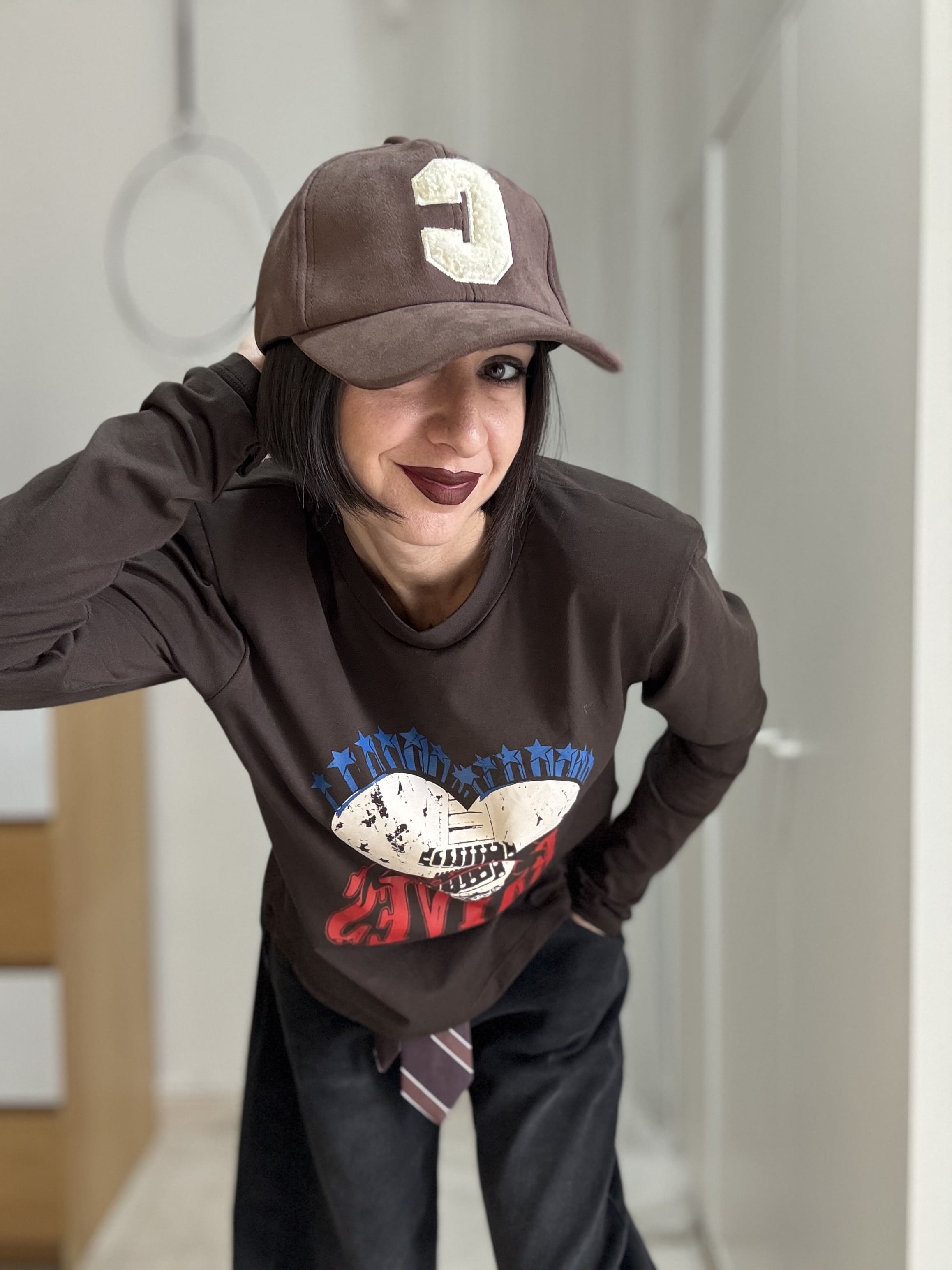 Berretto Unisex in Alcantara con Lettera C in Spugna – Regolabile, Colori Nero, Marrone e Beige