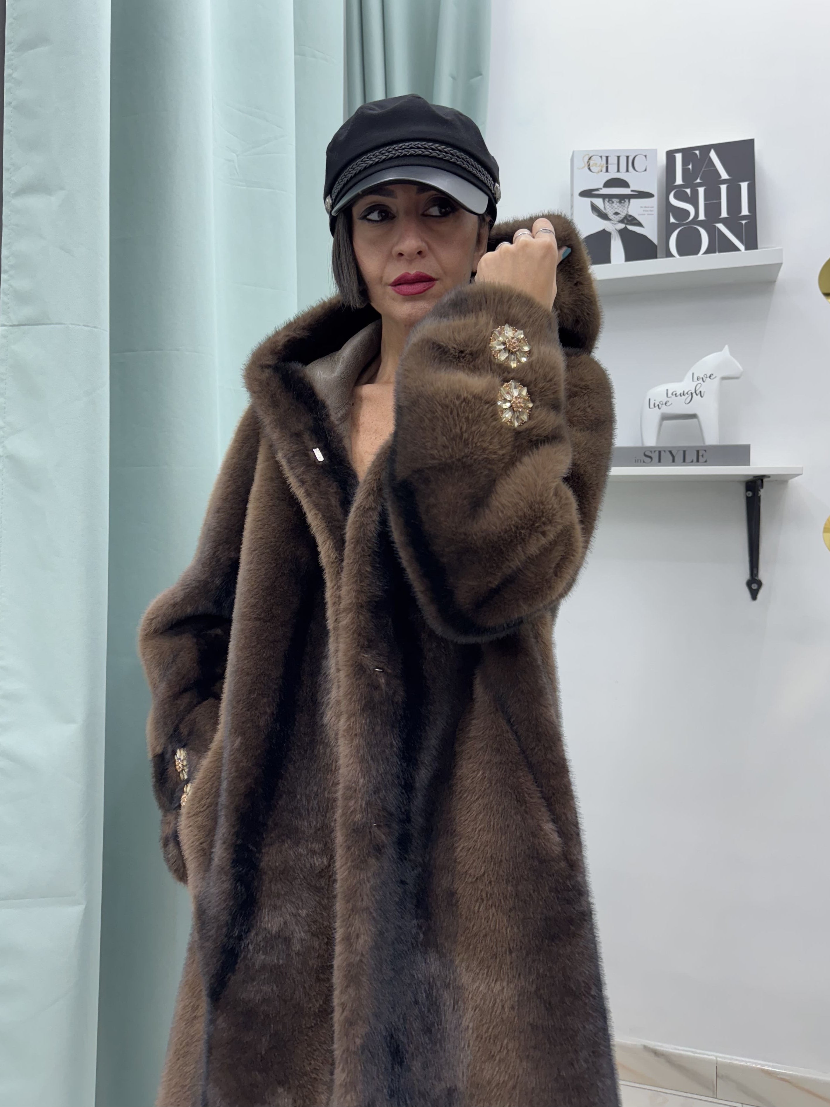 Pelliccia lunga marrone con cappuccio in ecofur e interno in montone ecologico – Taglia unica (40–48)