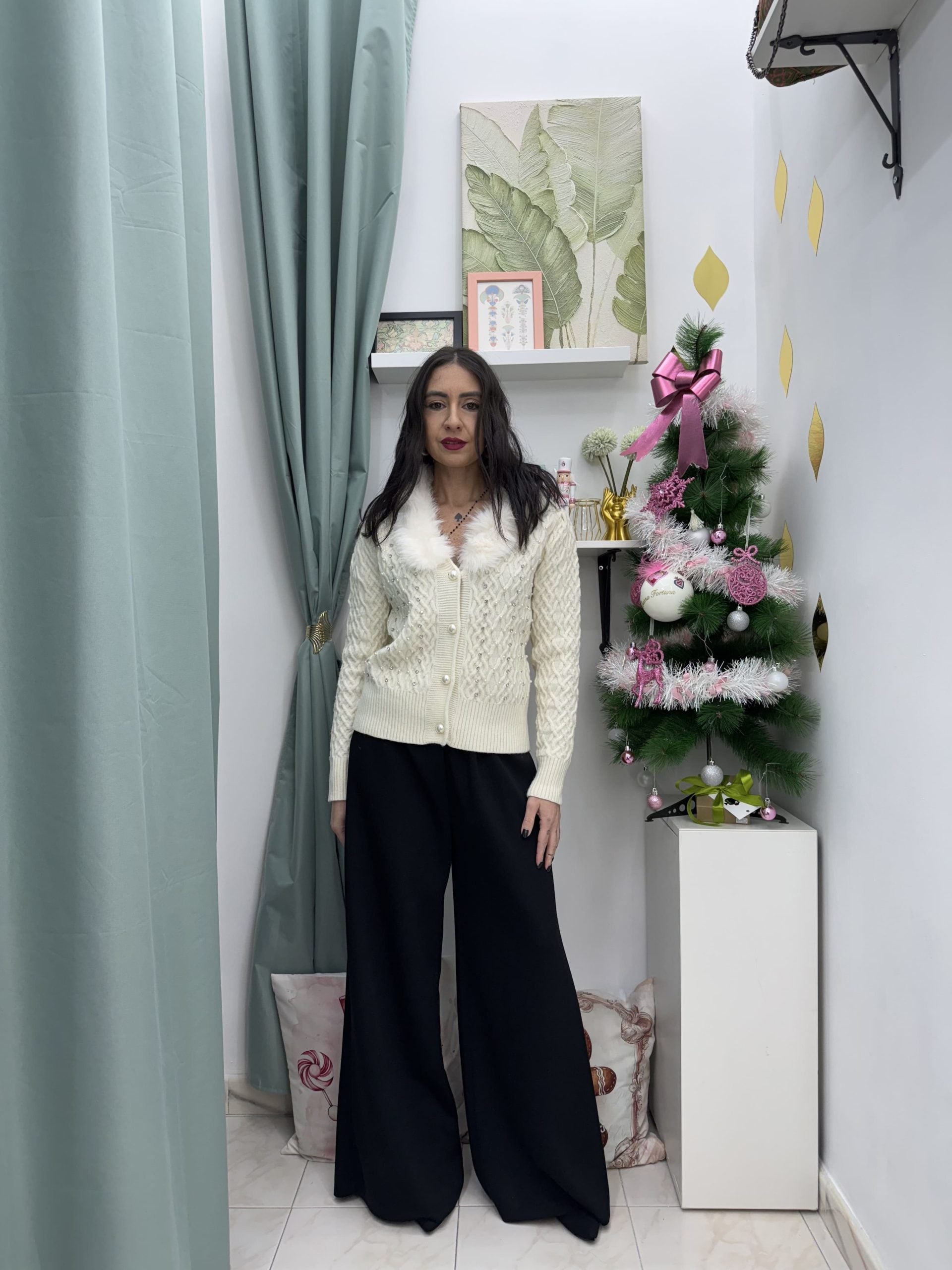 Cardigan con strass e perline e scollo in pelliccia