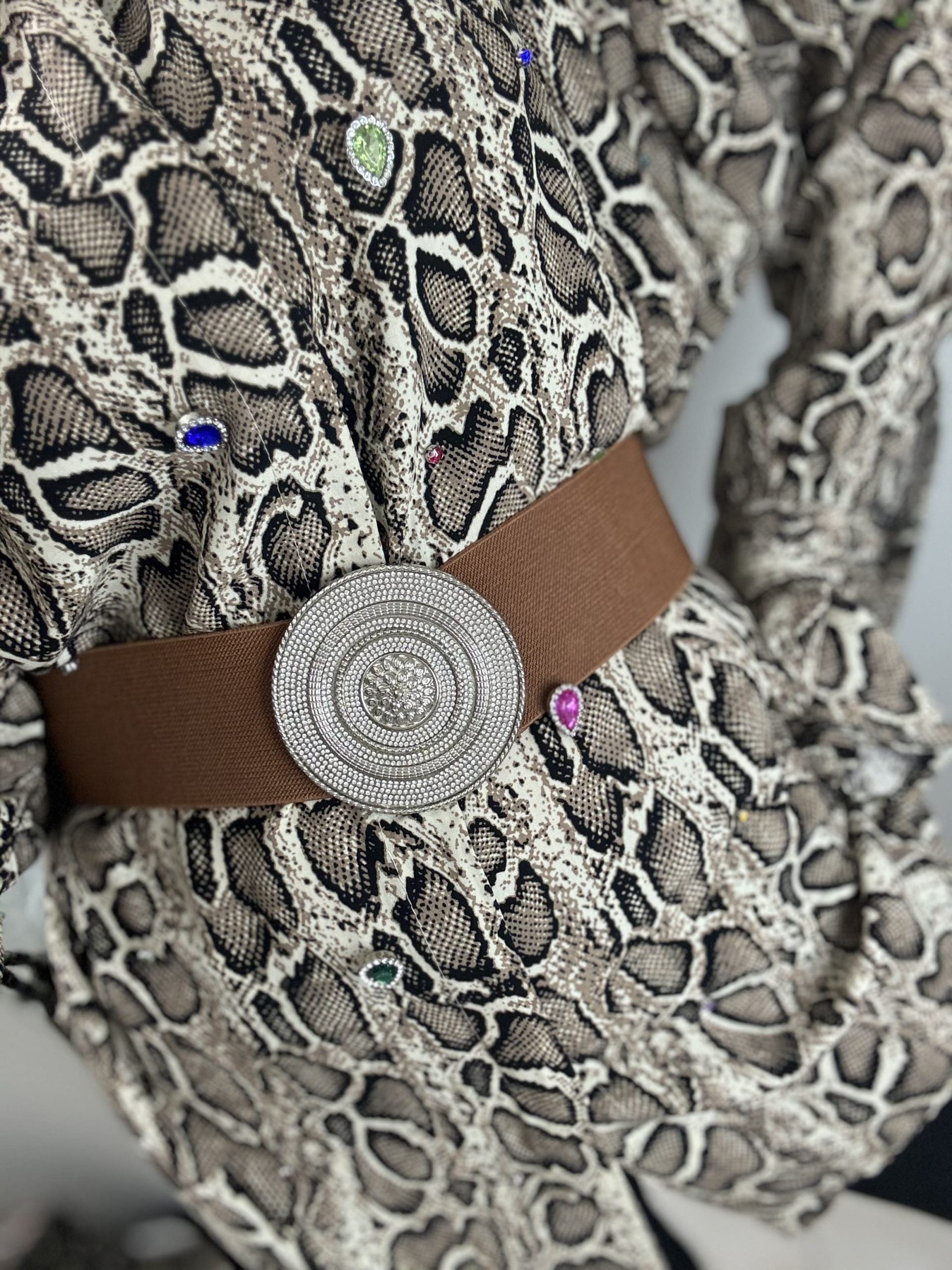 Cintura con fascia elastica e fibbia con strass