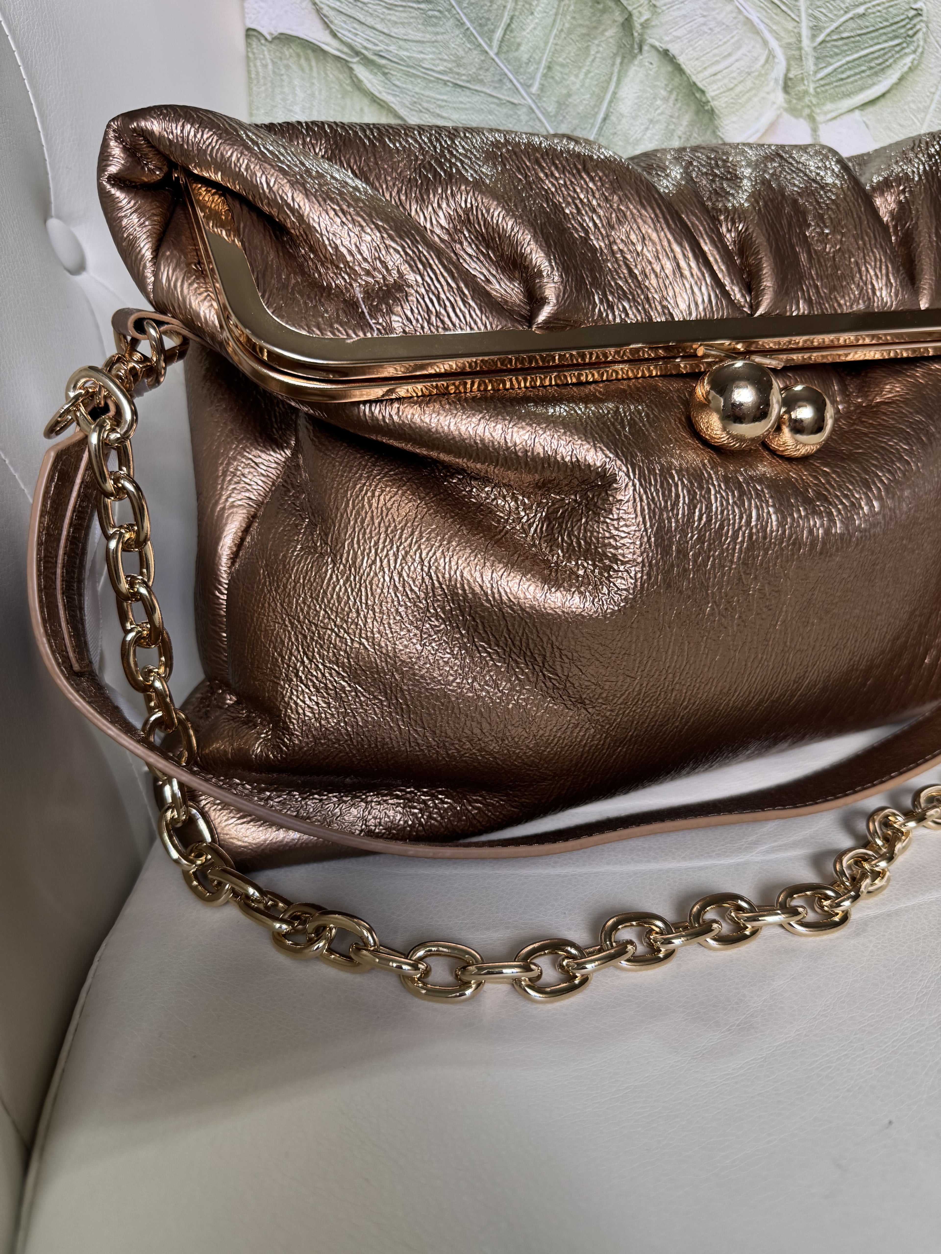 Clutch Vernice Bronzo con Rifiniture Dorate