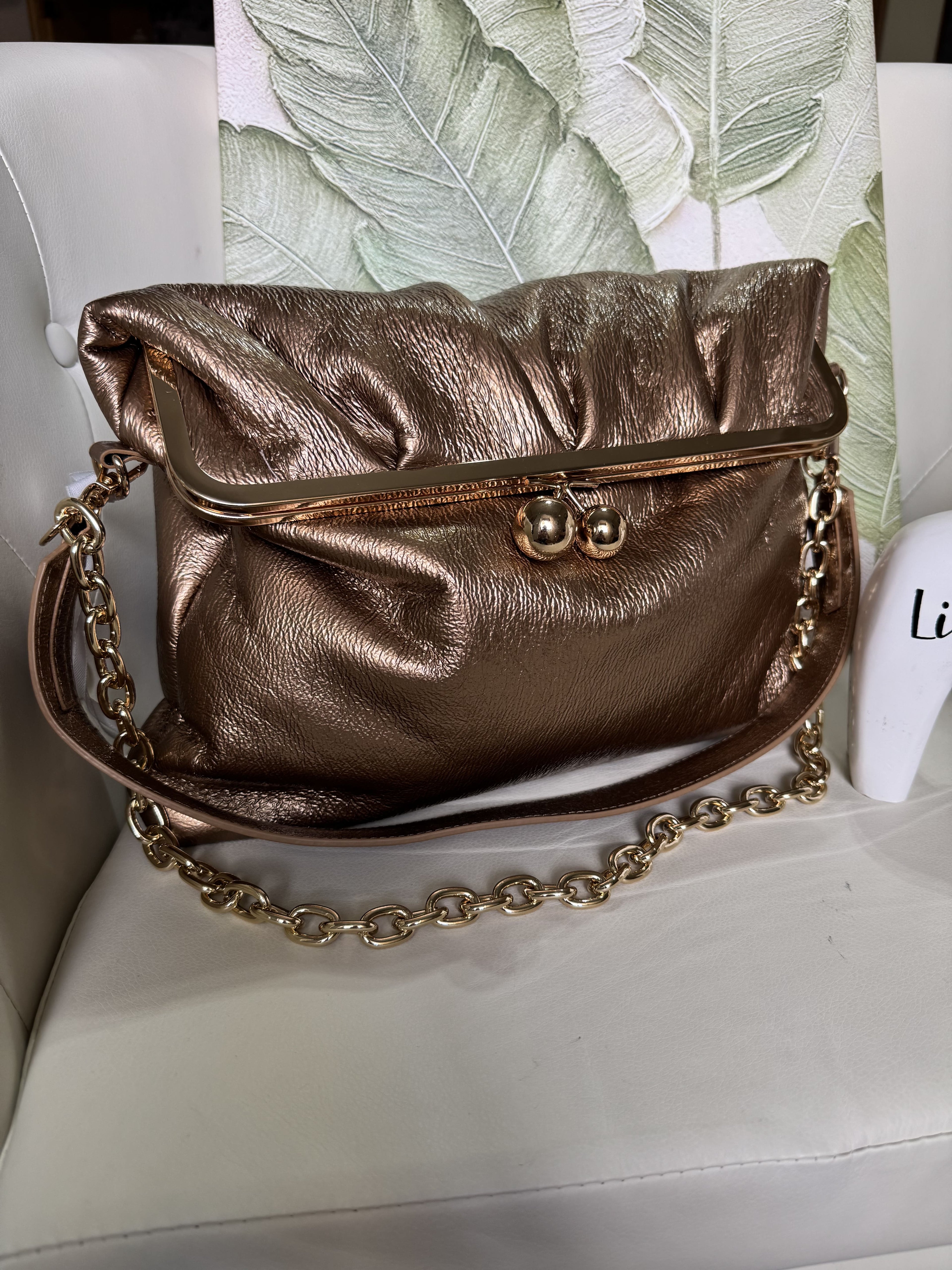 Clutch Vernice Bronzo con Rifiniture Dorate