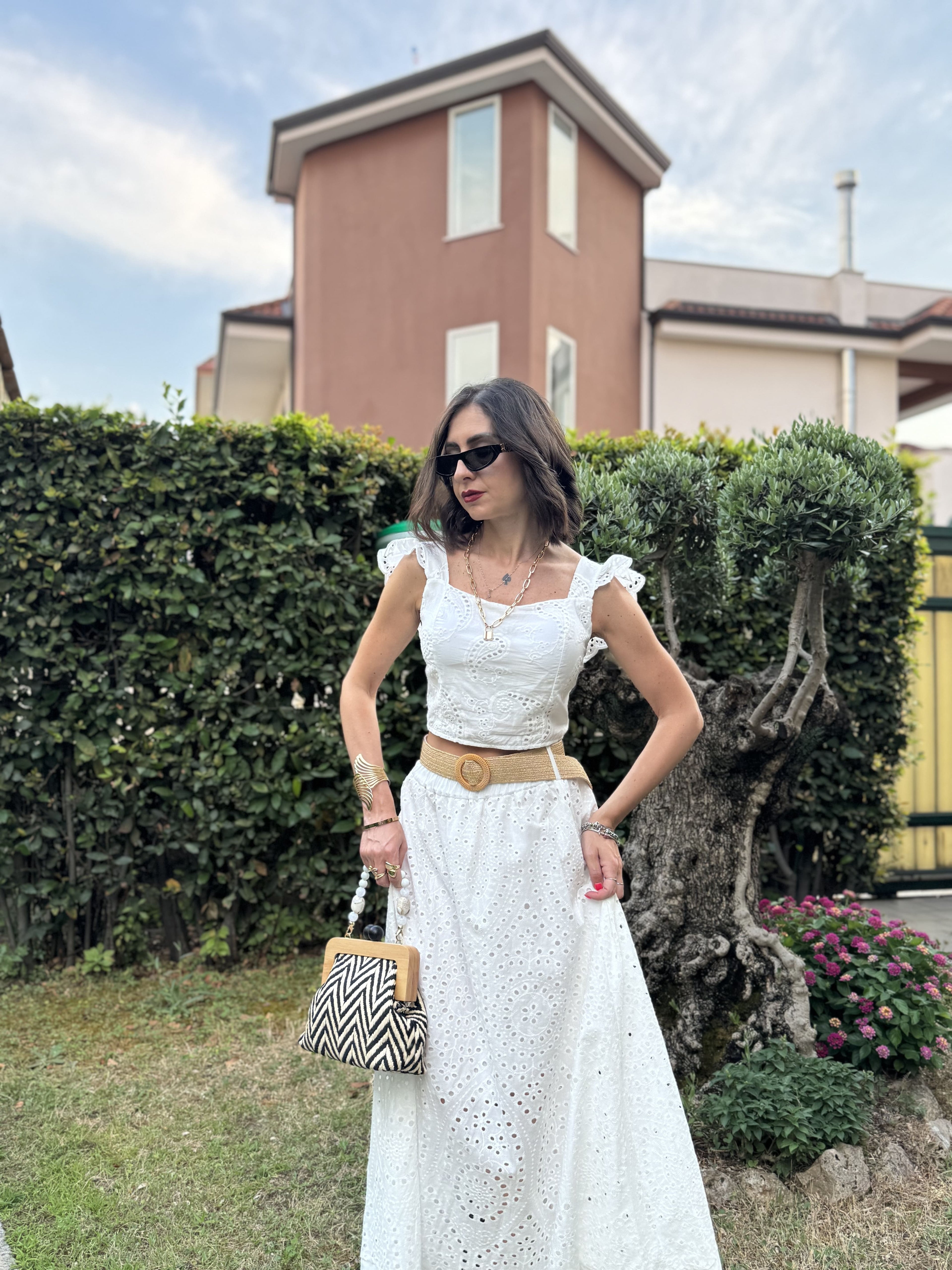 Completo Coordinato in Pizzo Sangallo – Top con Volant e Gonna a Vita Alta per un Look Romantico e Fresco