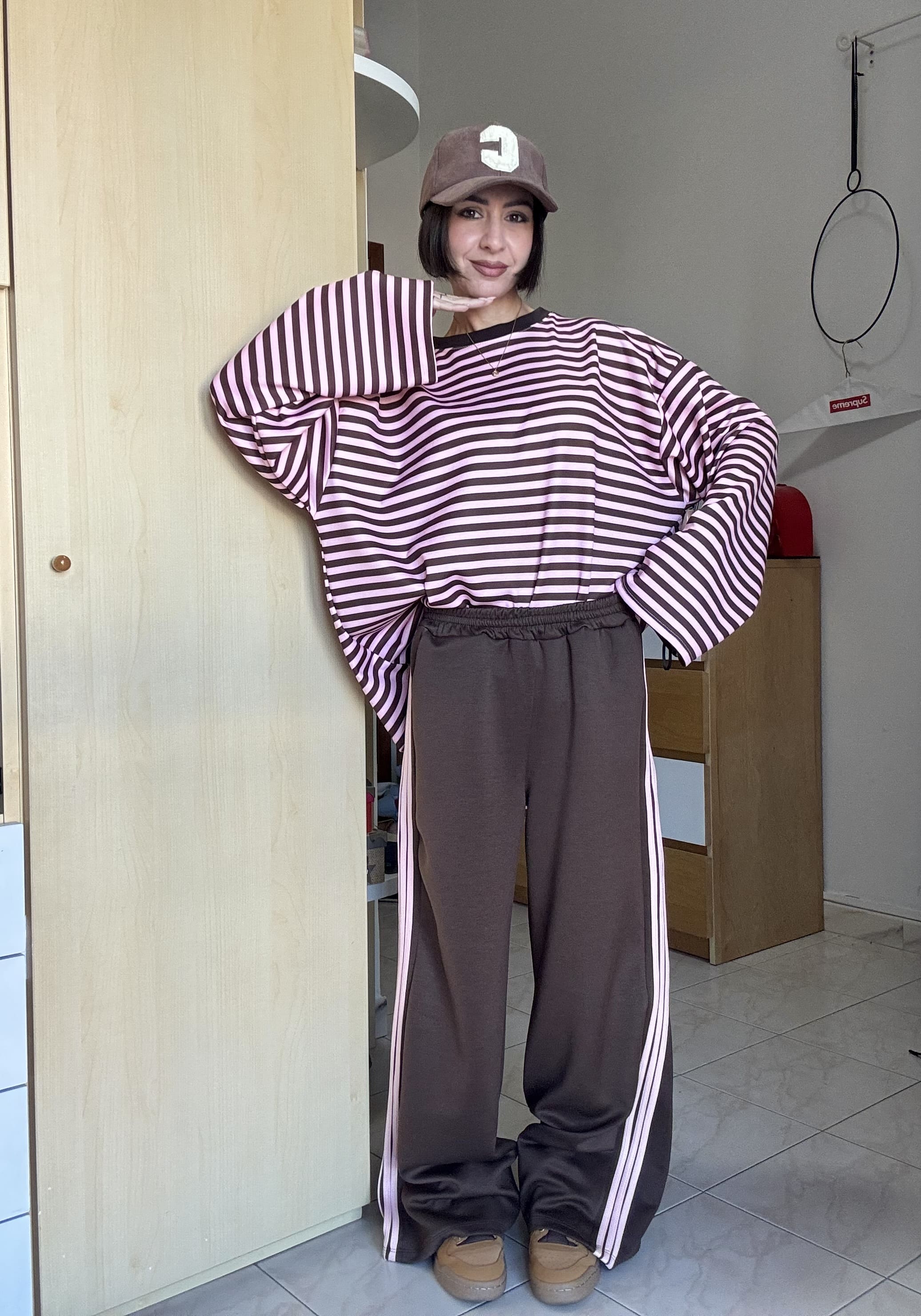 Maglia oversize donna a righe rosa e marrone, in poliestere ed elastane. Scollo rotondo, taglia unica dalla S alla XXL. Comoda e di tendenza.