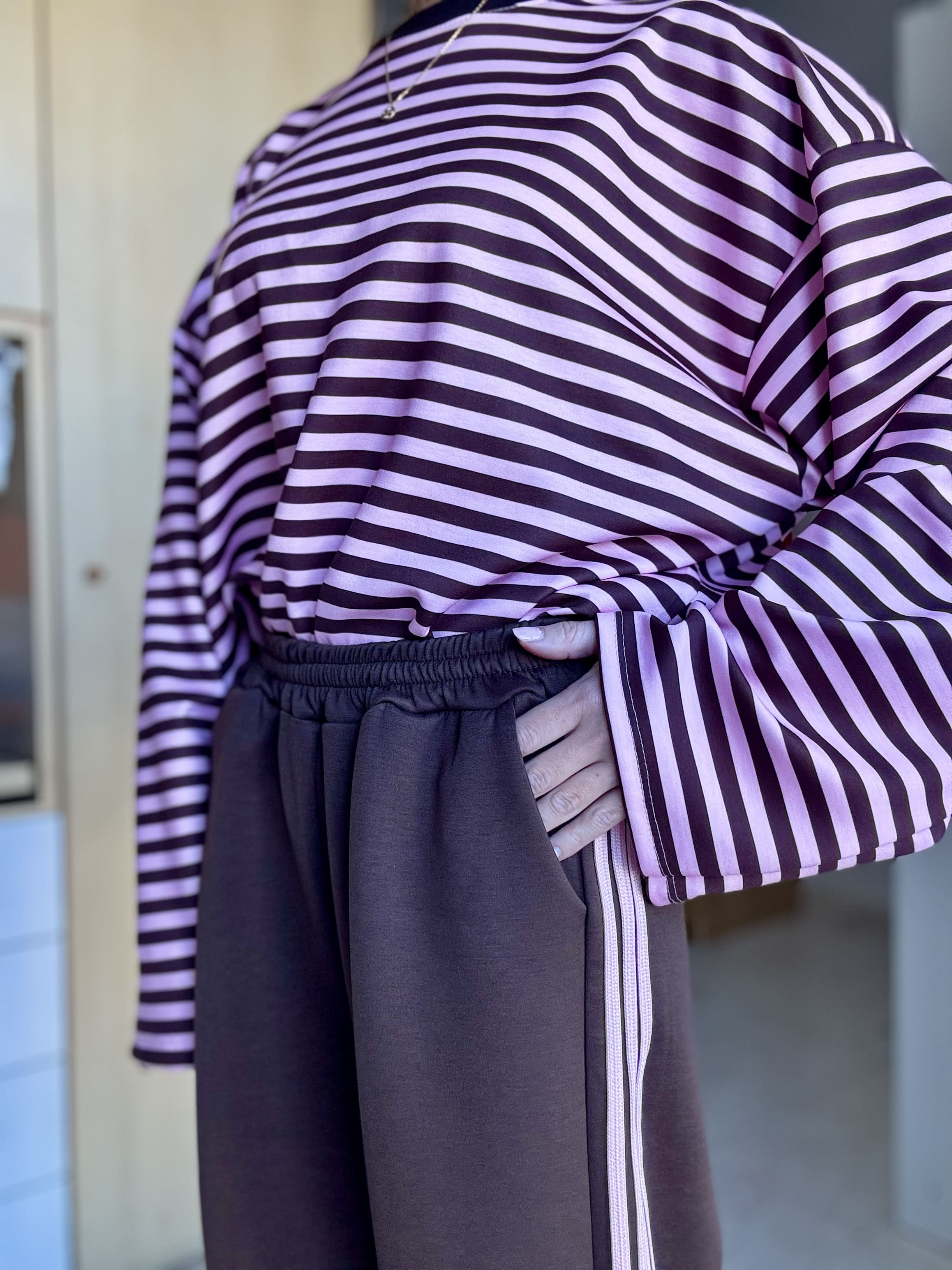 Maglia oversize donna a righe rosa e marrone, in poliestere ed elastane. Scollo rotondo, taglia unica dalla S alla XXL. Comoda e di tendenza.