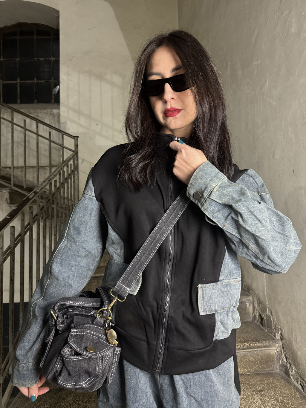 Tuta in denim e felpa