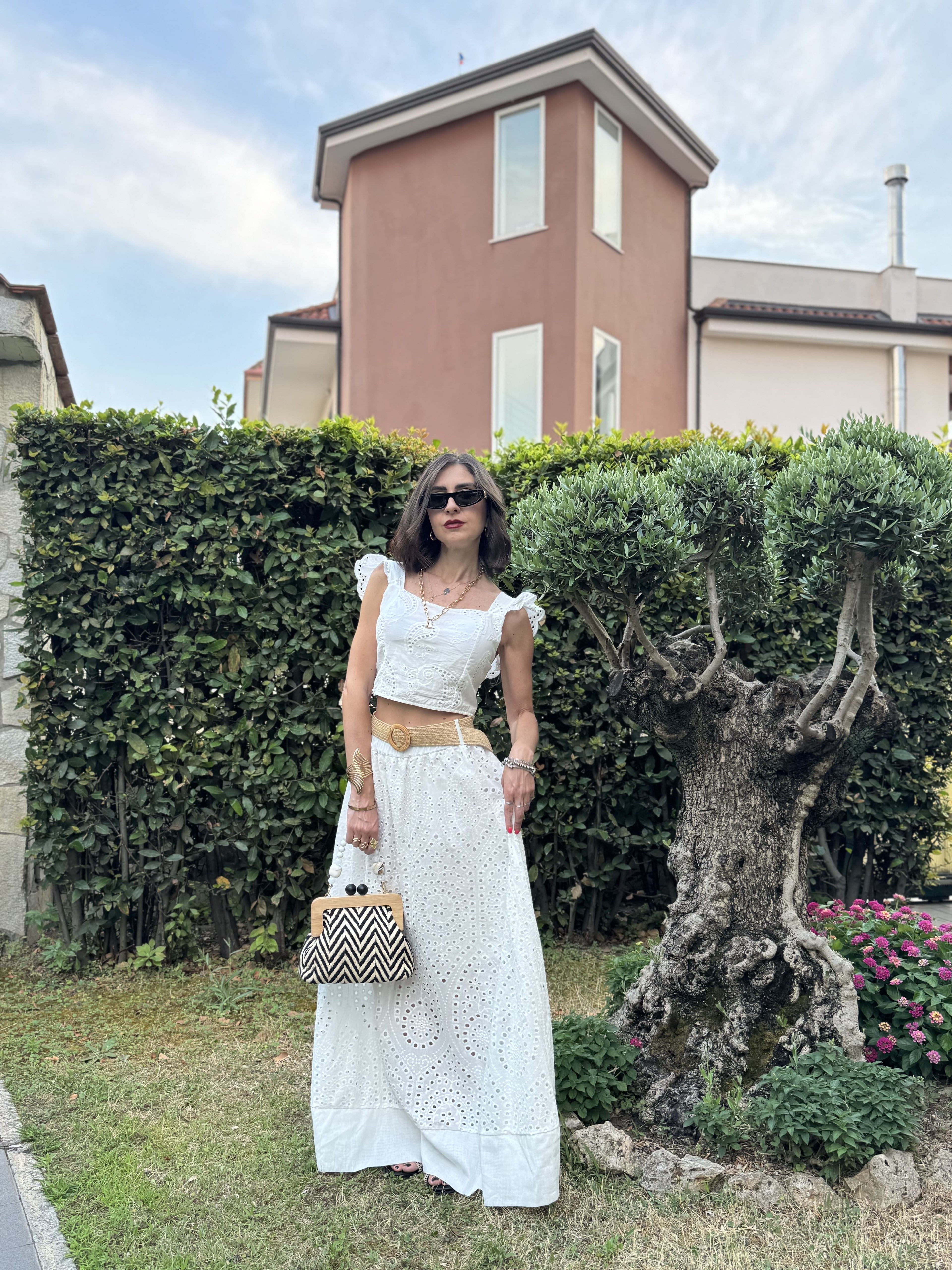 Completo Coordinato in Pizzo Sangallo – Top con Volant e Gonna a Vita Alta per un Look Romantico e Fresco