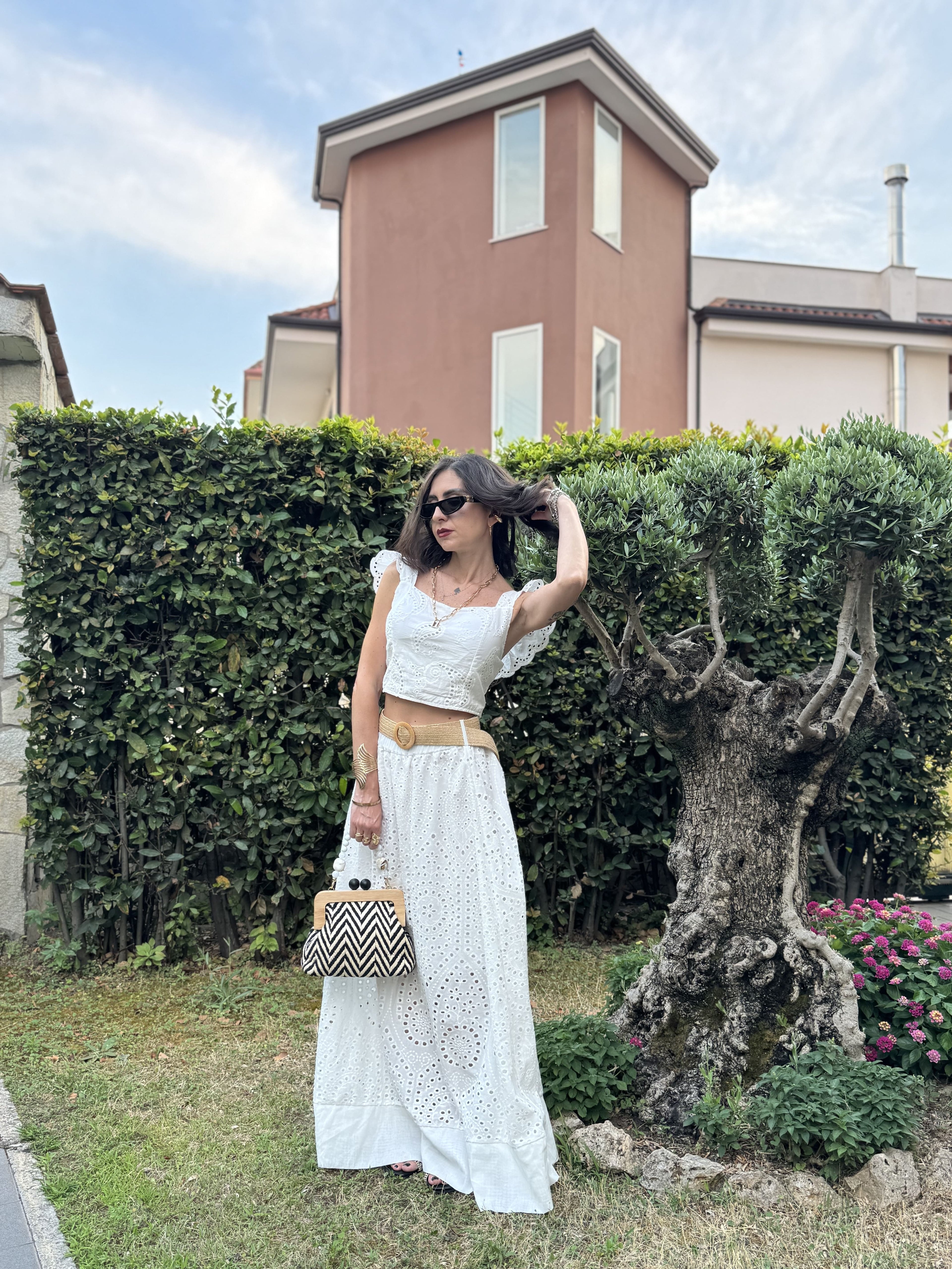 Completo Coordinato in Pizzo Sangallo – Top con Volant e Gonna a Vita Alta per un Look Romantico e Fresco