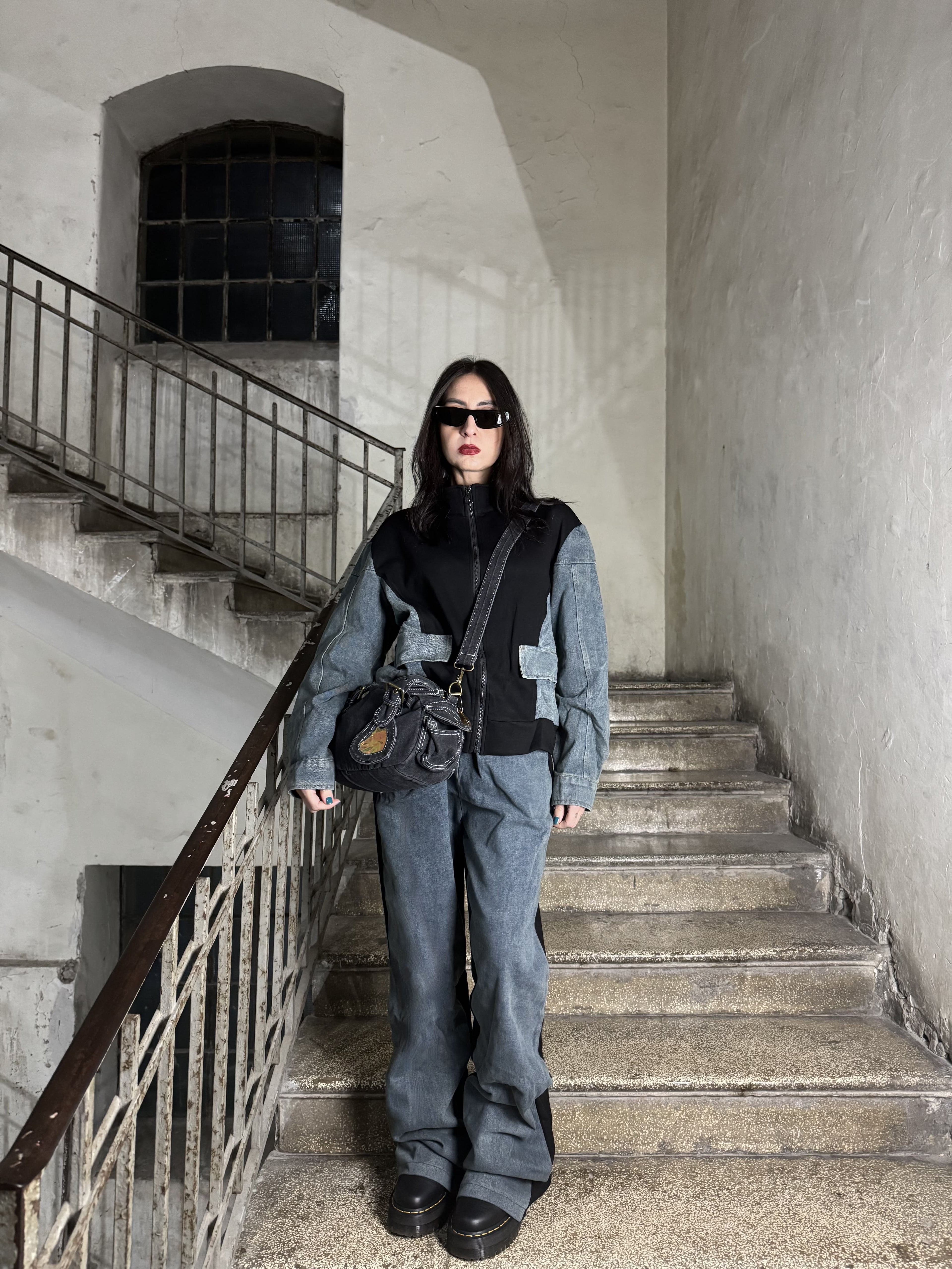 Tuta in denim e felpa