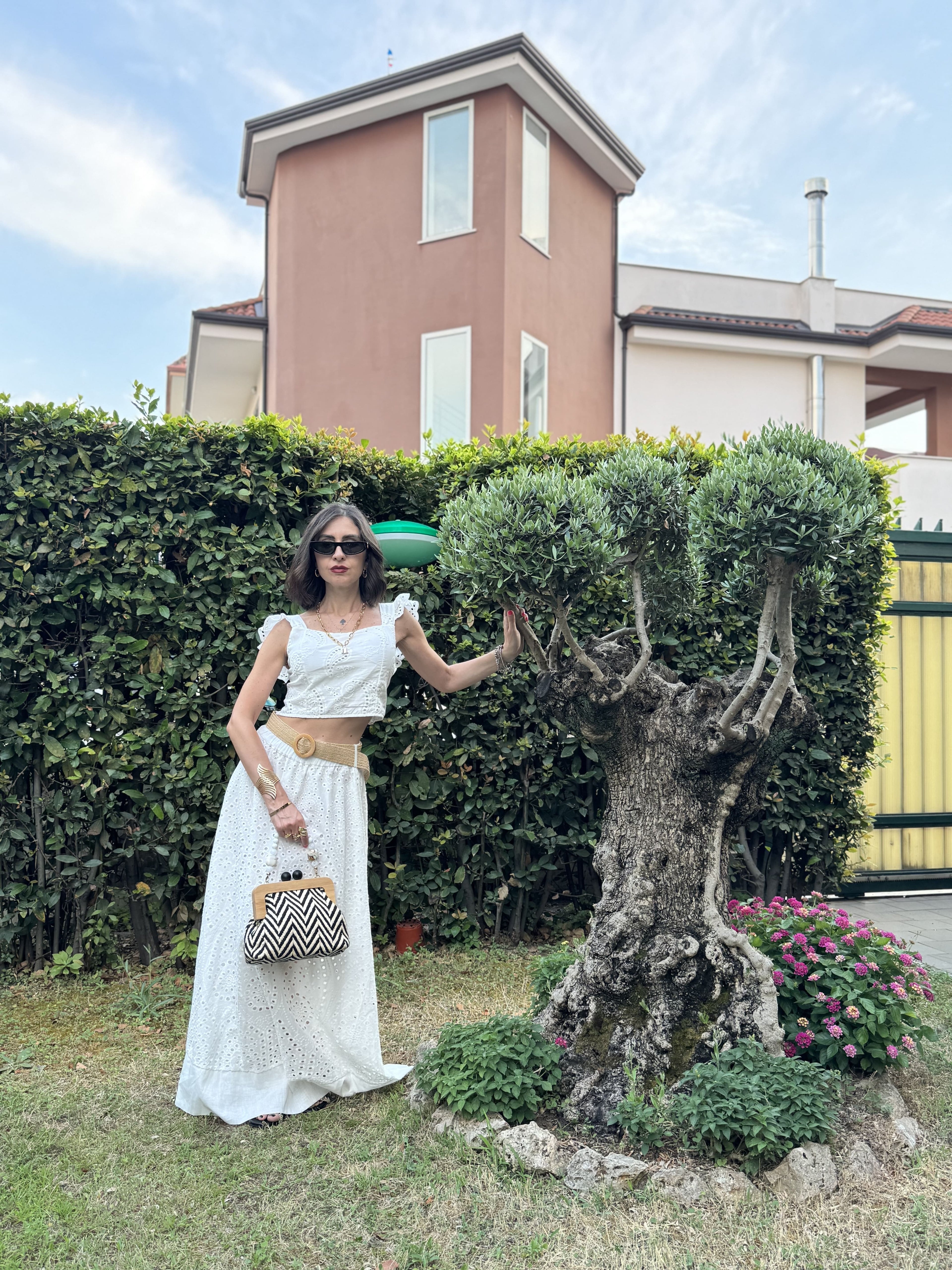 Completo Coordinato in Pizzo Sangallo – Top con Volant e Gonna a Vita Alta per un Look Romantico e Fresco
