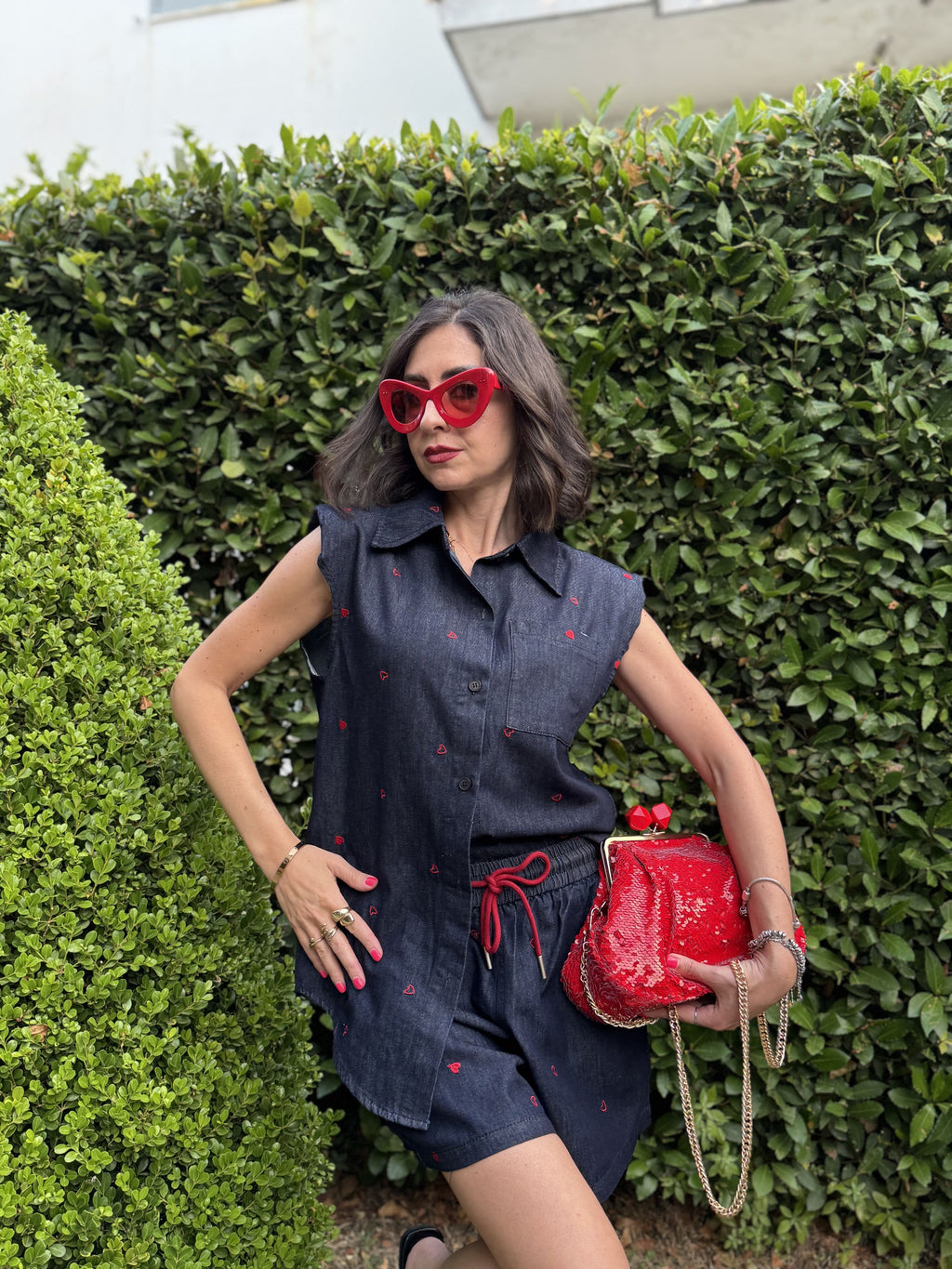 Coordinato in Denim Leggero con Cuori Ricamati – Camicia con Tasche e Shorts con Coulisse Rossa