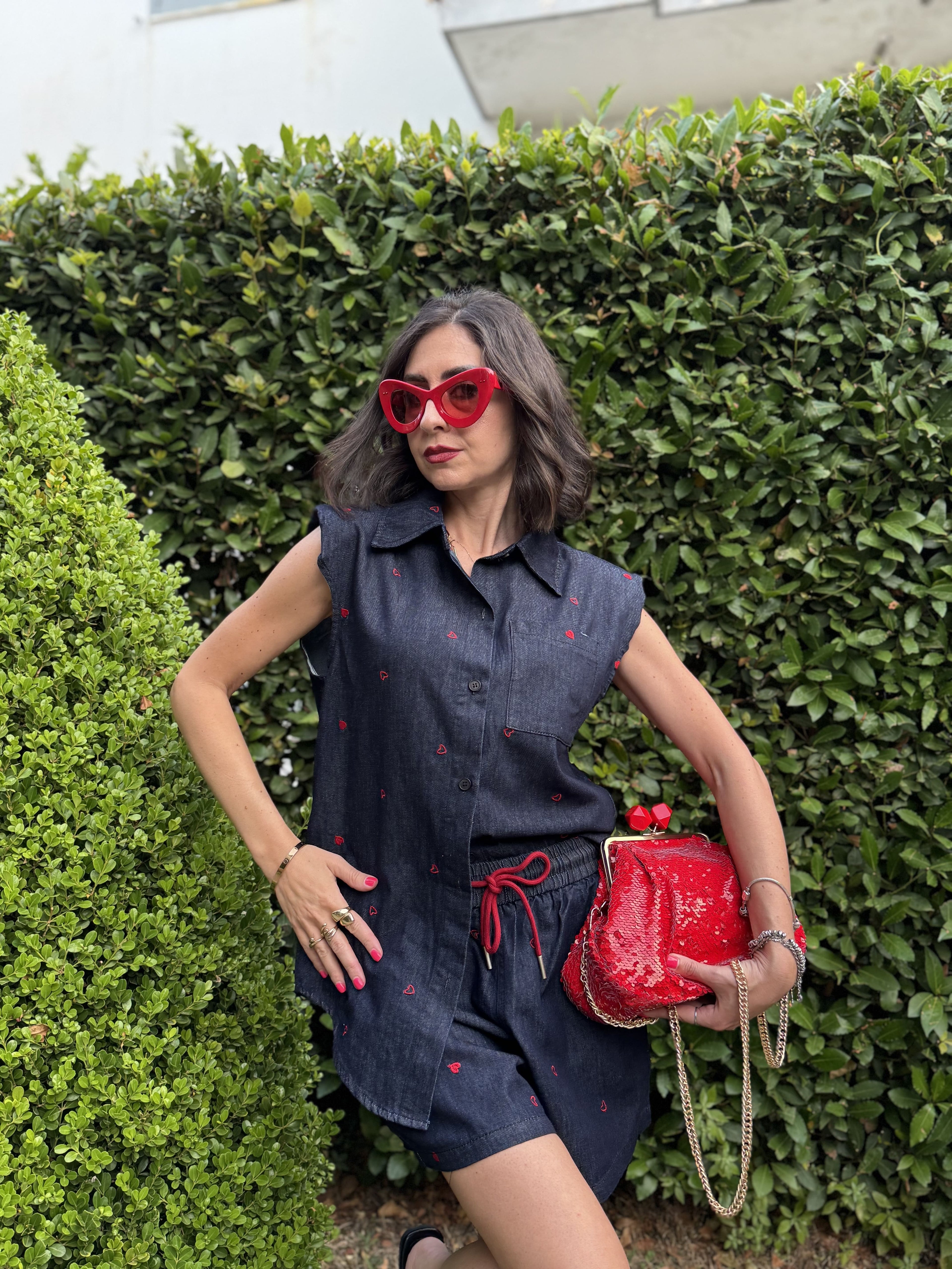 Coordinato in Denim Leggero con Cuori Ricamati – Camicia con Tasche e Shorts con Coulisse Rossa
