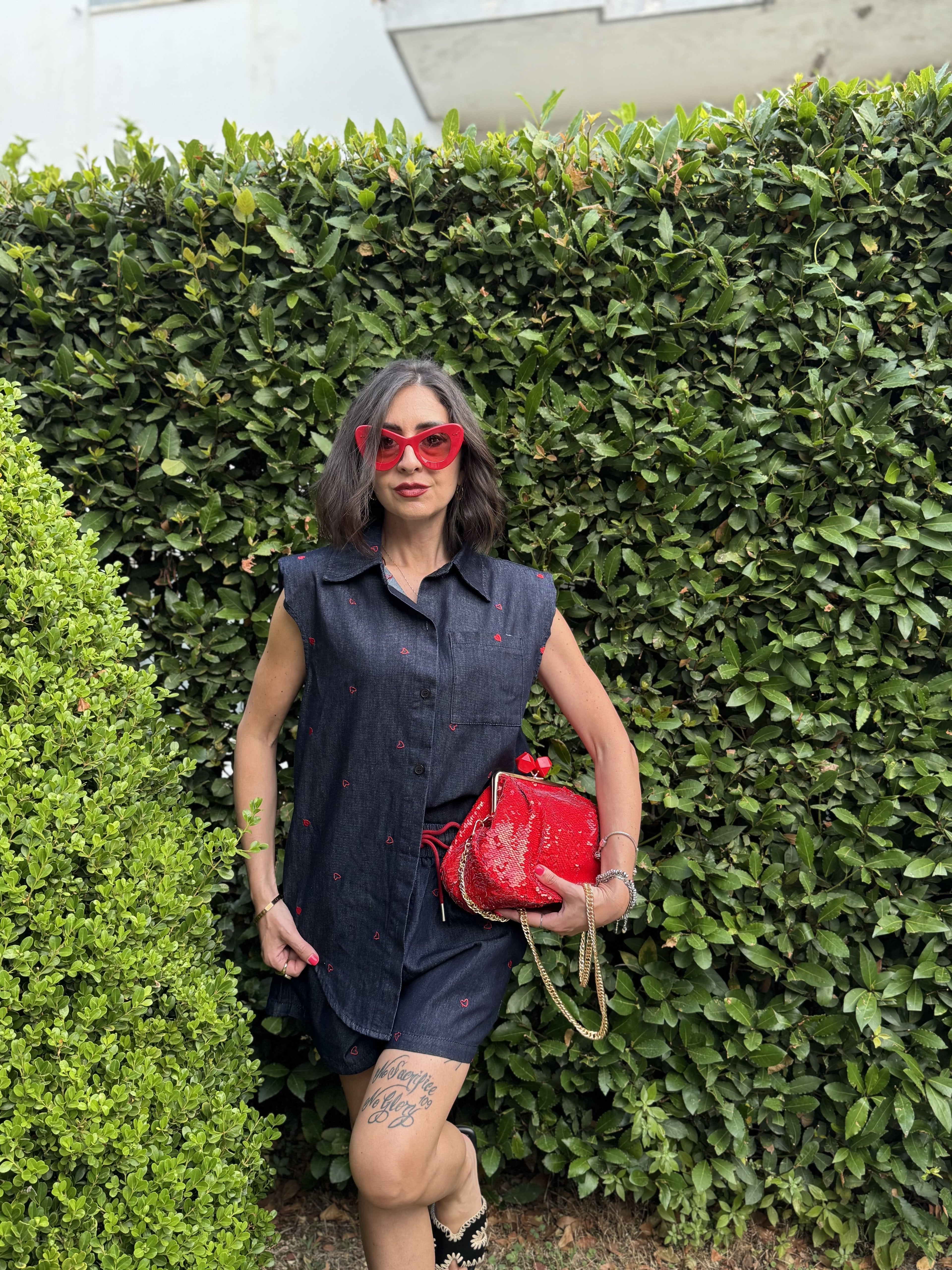 Coordinato in Denim Leggero con Cuori Ricamati – Camicia con Tasche e Shorts con Coulisse Rossa