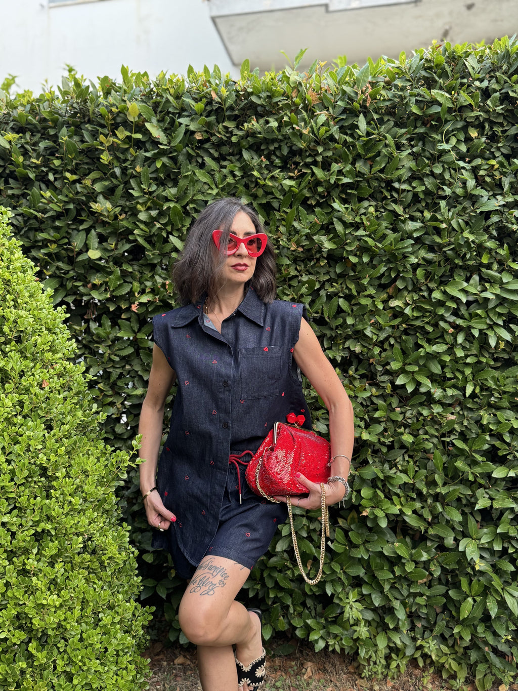 Coordinato in Denim Leggero con Cuori Ricamati – Camicia con Tasche e Shorts con Coulisse Rossa
