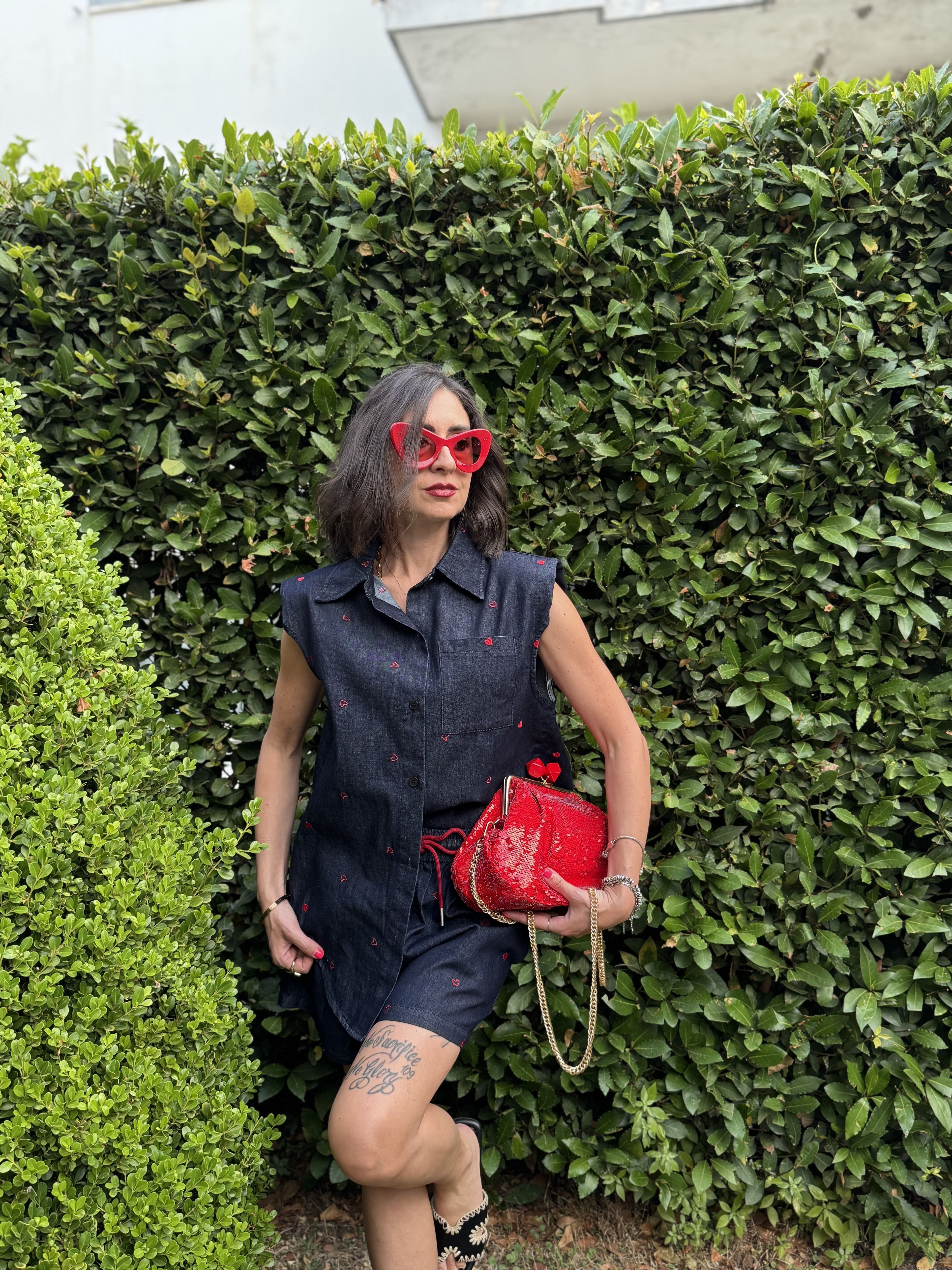 Coordinato in Denim Leggero con Cuori Ricamati – Camicia con Tasche e Shorts con Coulisse Rossa