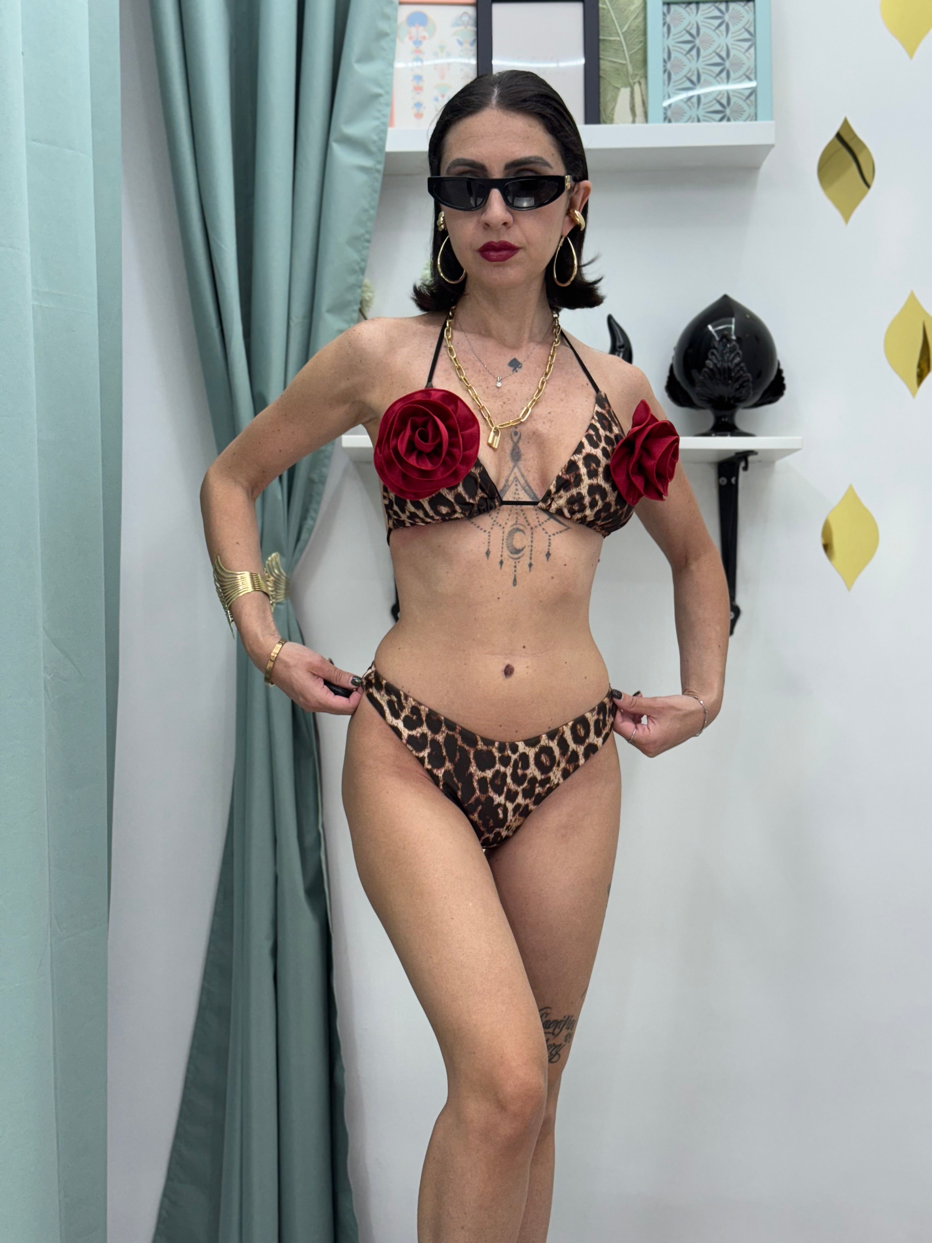Bikini Animalier Maculato con Spille a Rosa Rimovibili – Sensualità Selvaggia e Dettagli Glamour
