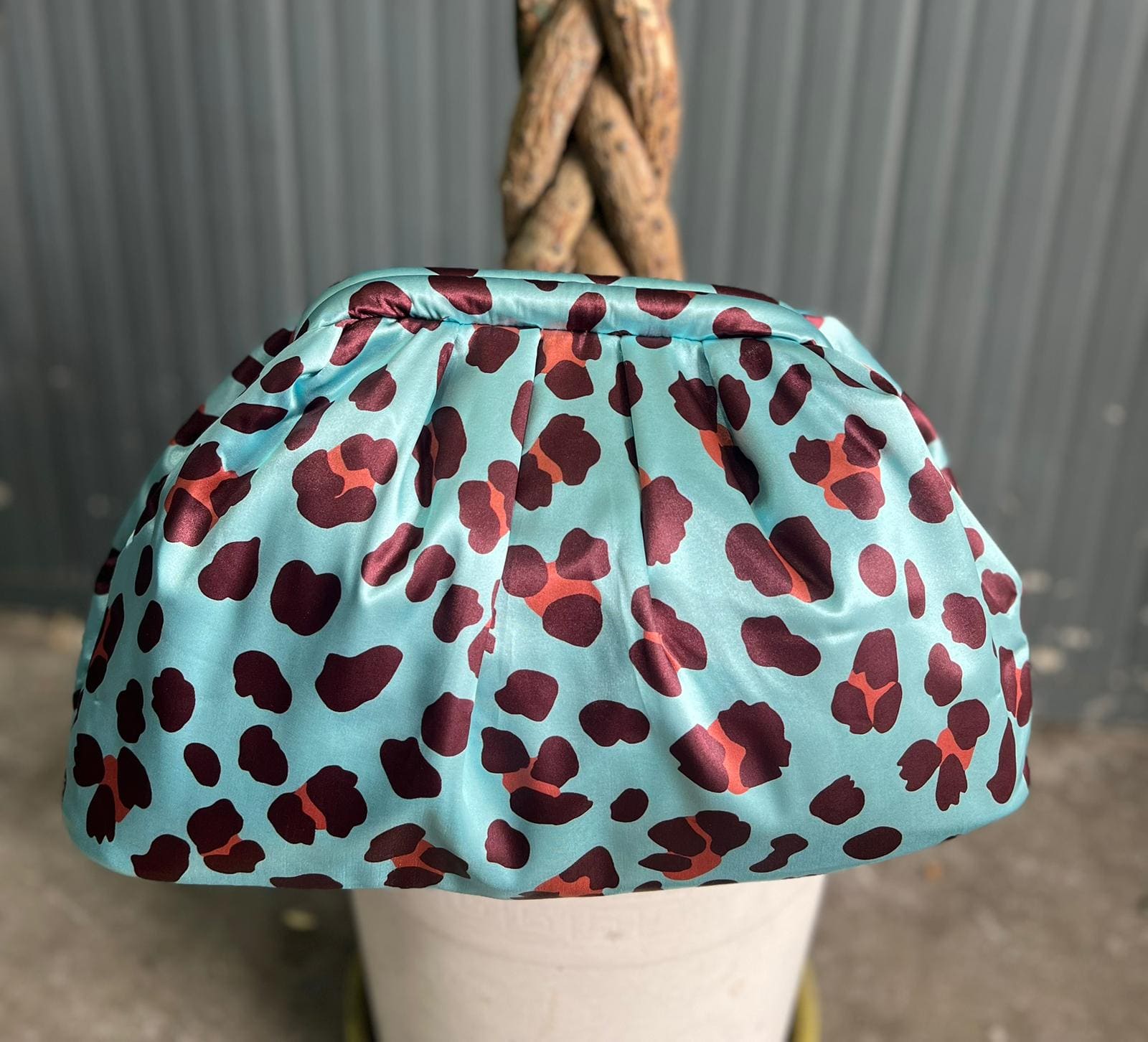 Borsa Clutch Donna in Tessuto Rasato con Tracolla a Catena