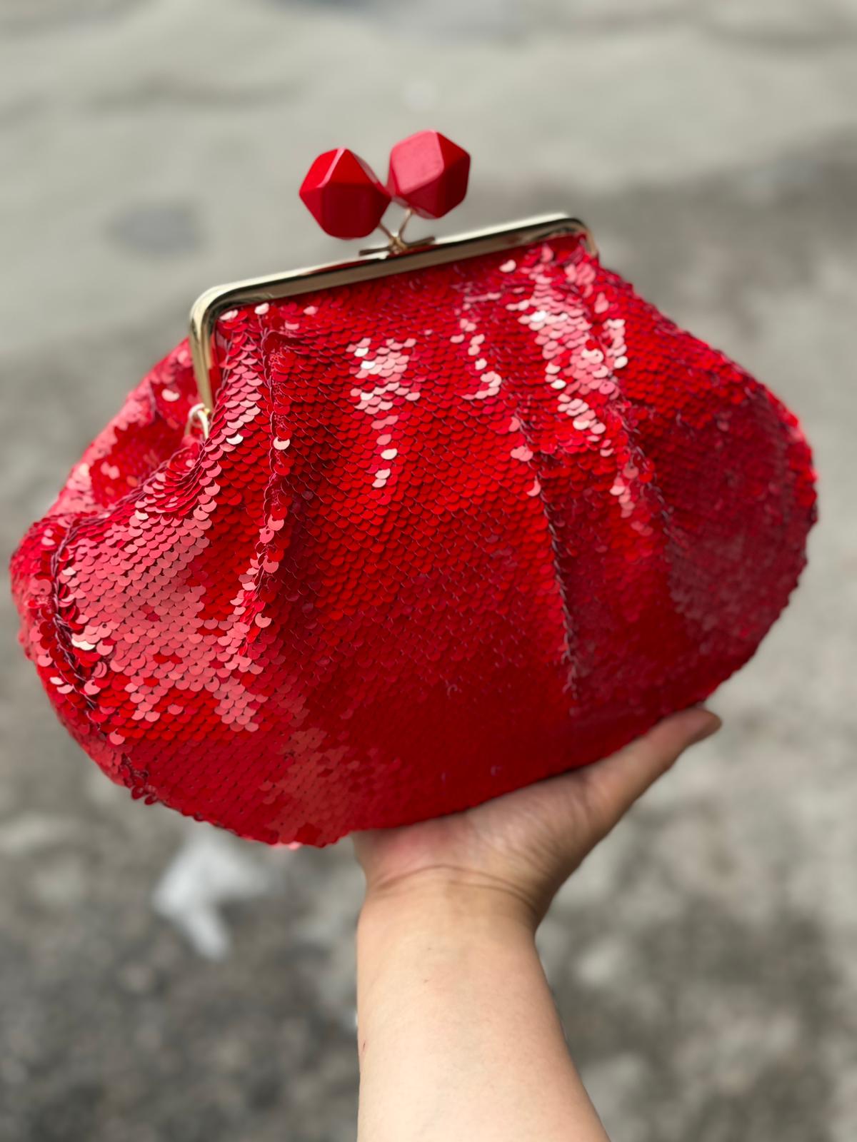 Clutch con Paillettes e Tracolla Dorata – Brilla in Ogni Occasione